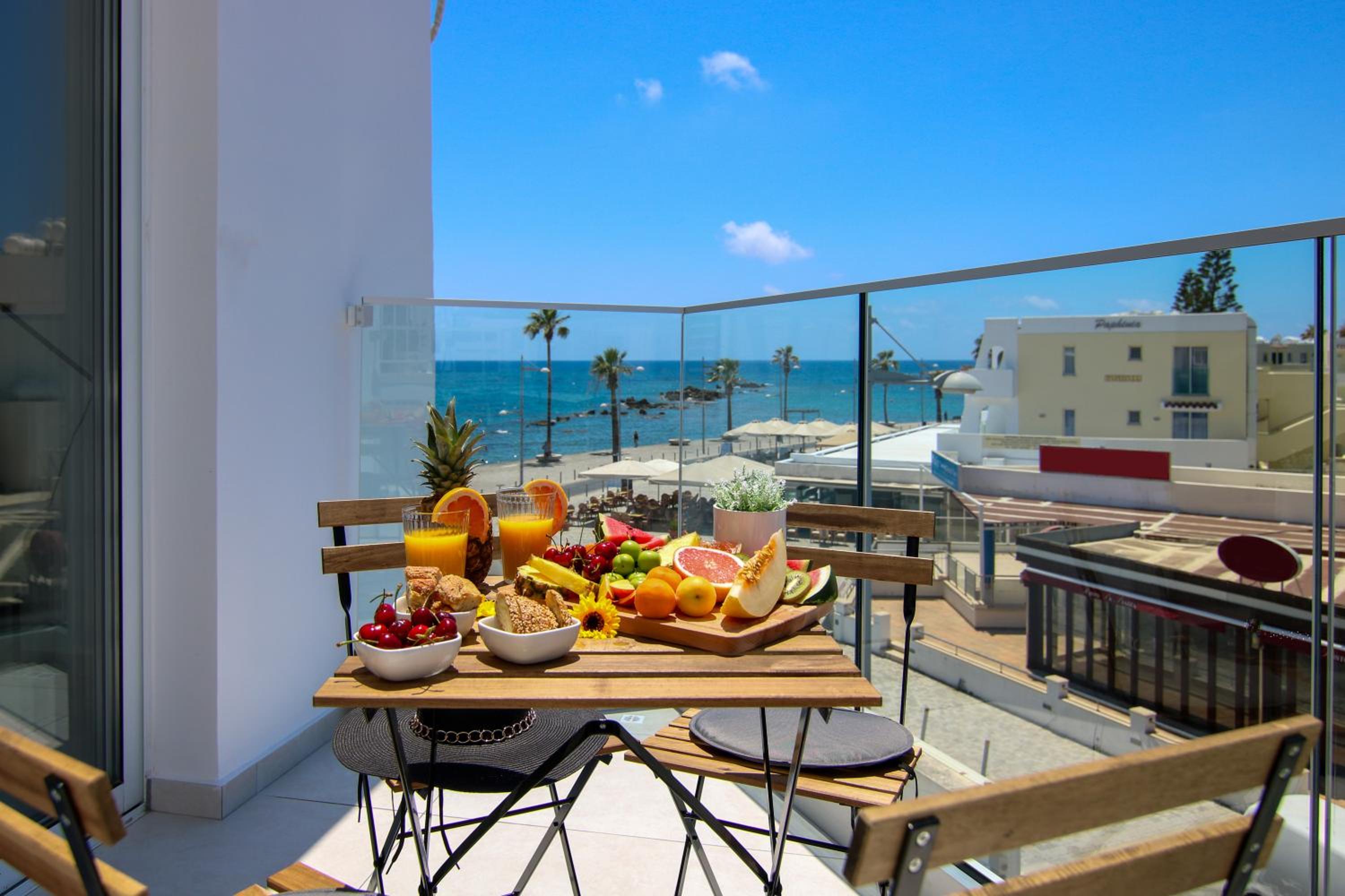 Phaedrus Living: Seaside Luxury Flat Lighthouse 74