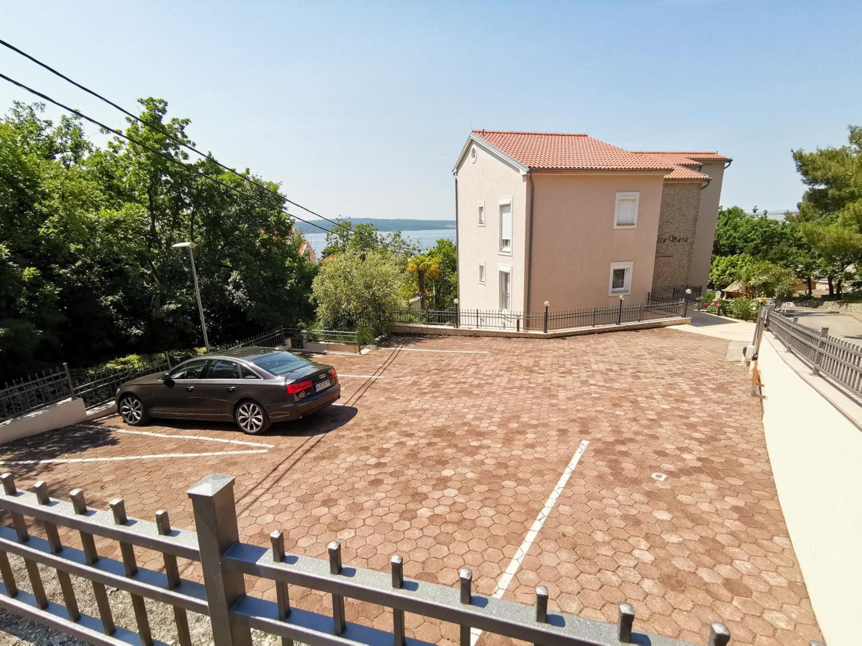 VILLA SARA apartments 50 m from the beach, with balcony, AC, private parking