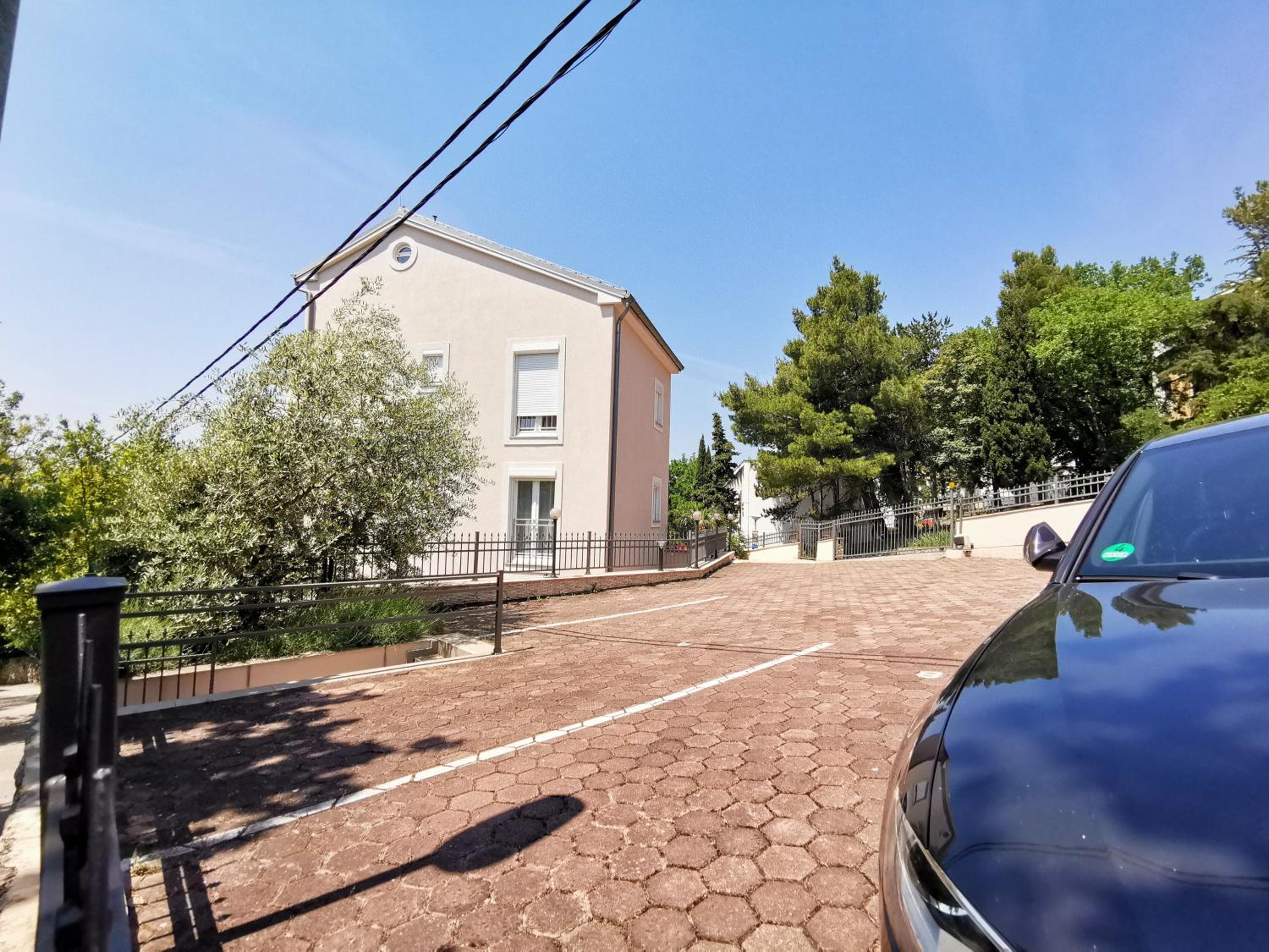VILLA SARA apartments 50 m from the beach, with balcony, AC, private parking
