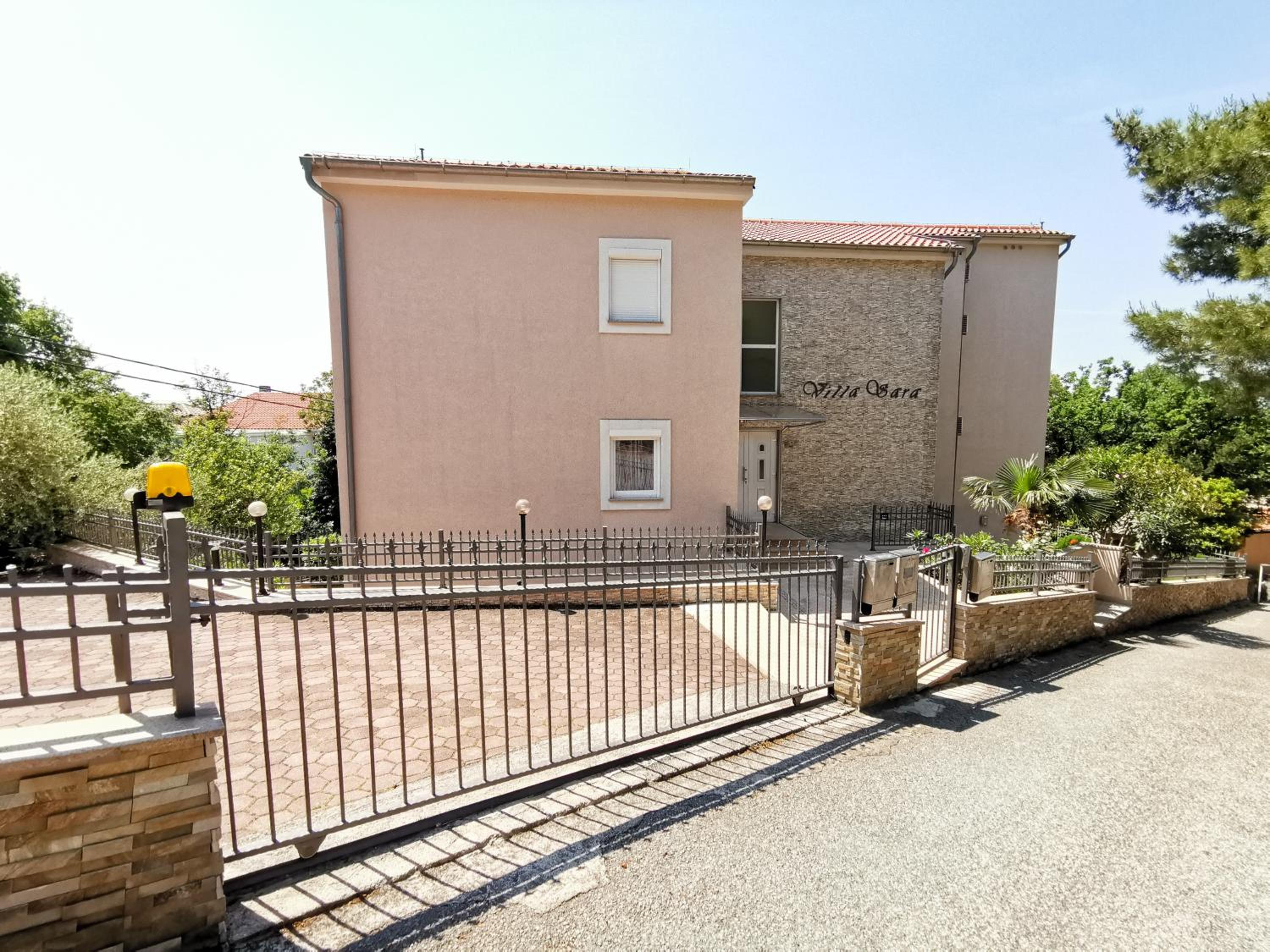 VILLA SARA apartments 50 m from the beach, with balcony, AC, private parking