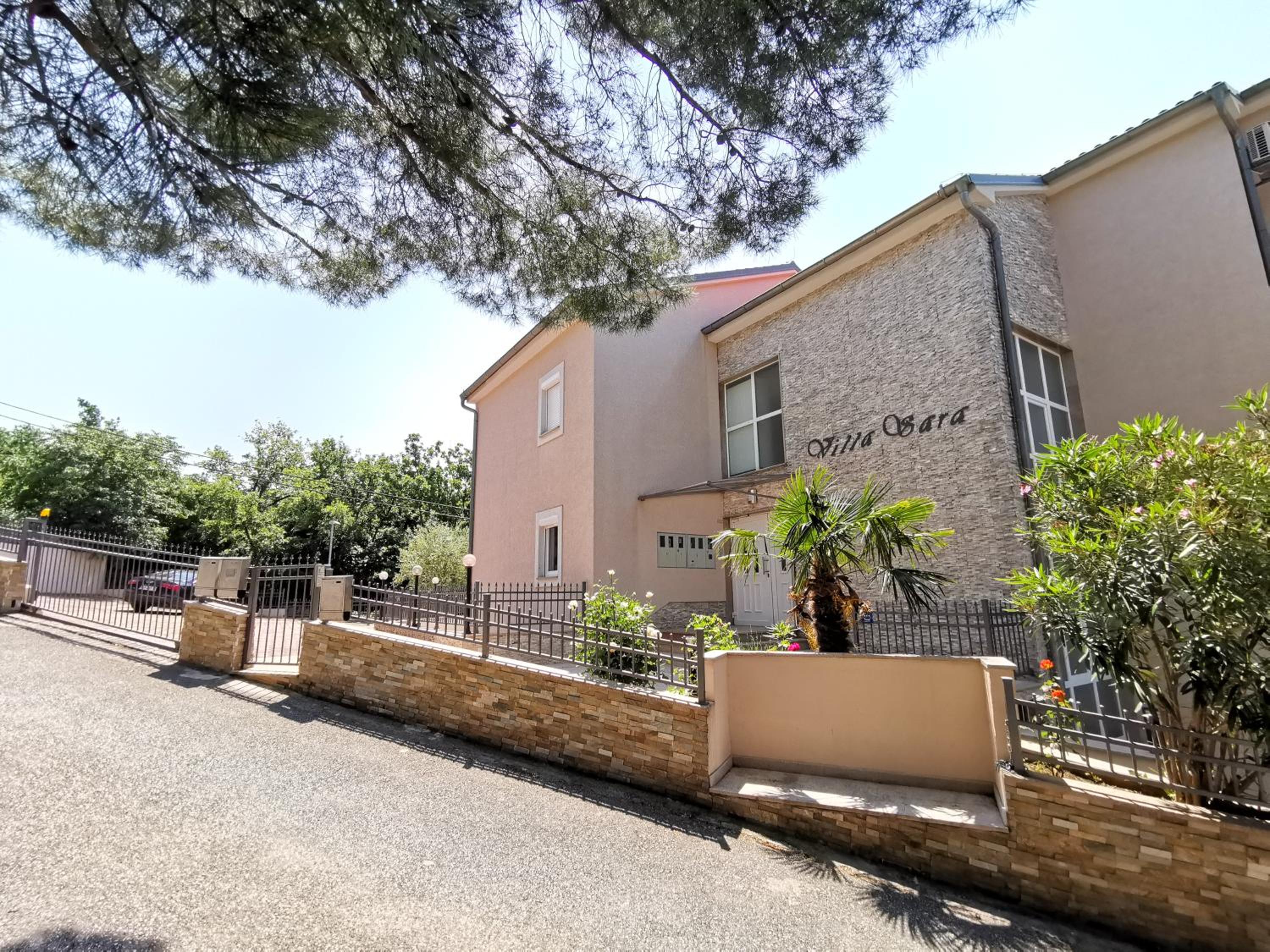 VILLA SARA apartments 50 m from the beach, with balcony, AC, private parking