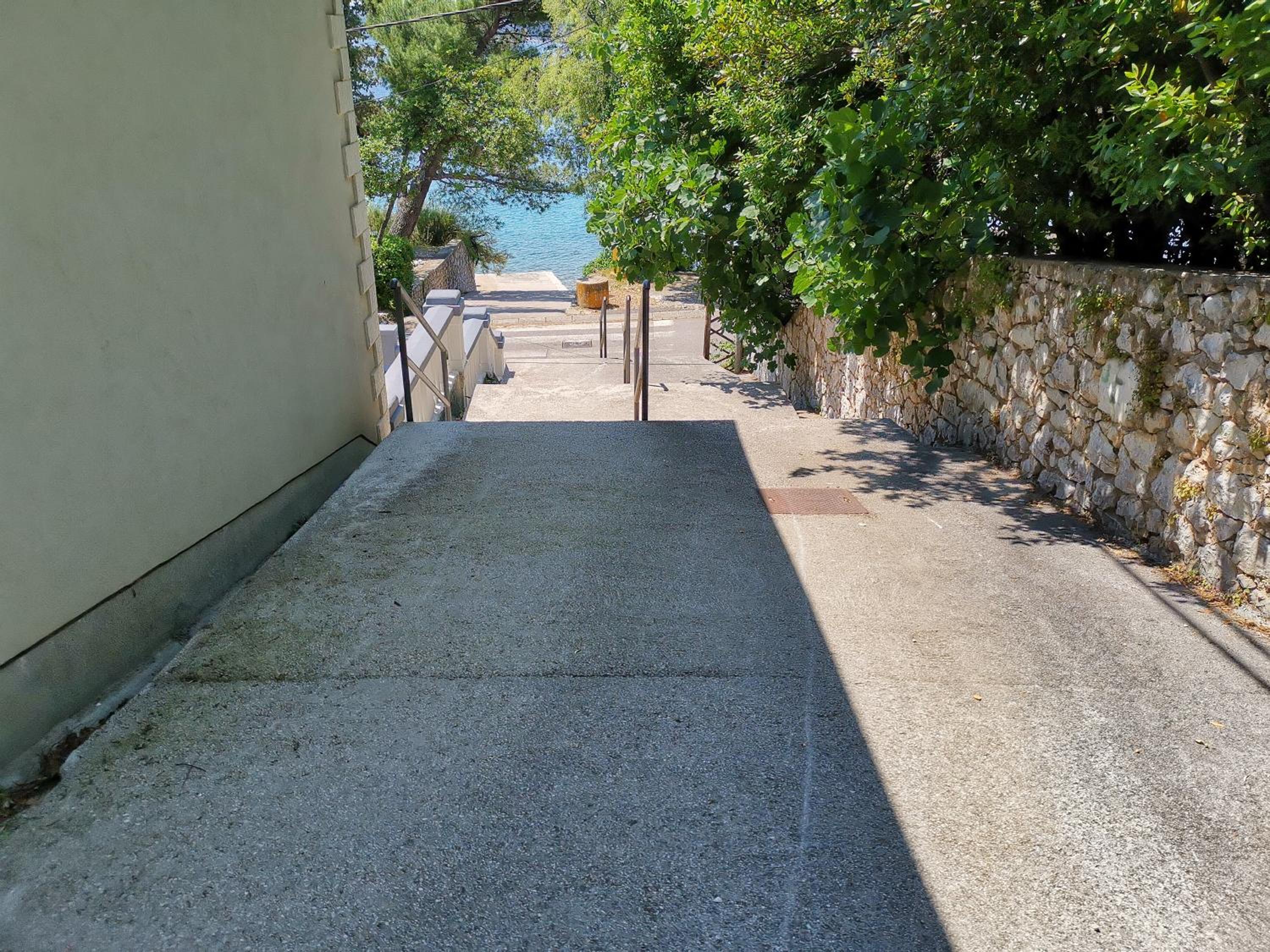 VILLA SARA apartments 50 m from the beach, with balcony, AC, private parking