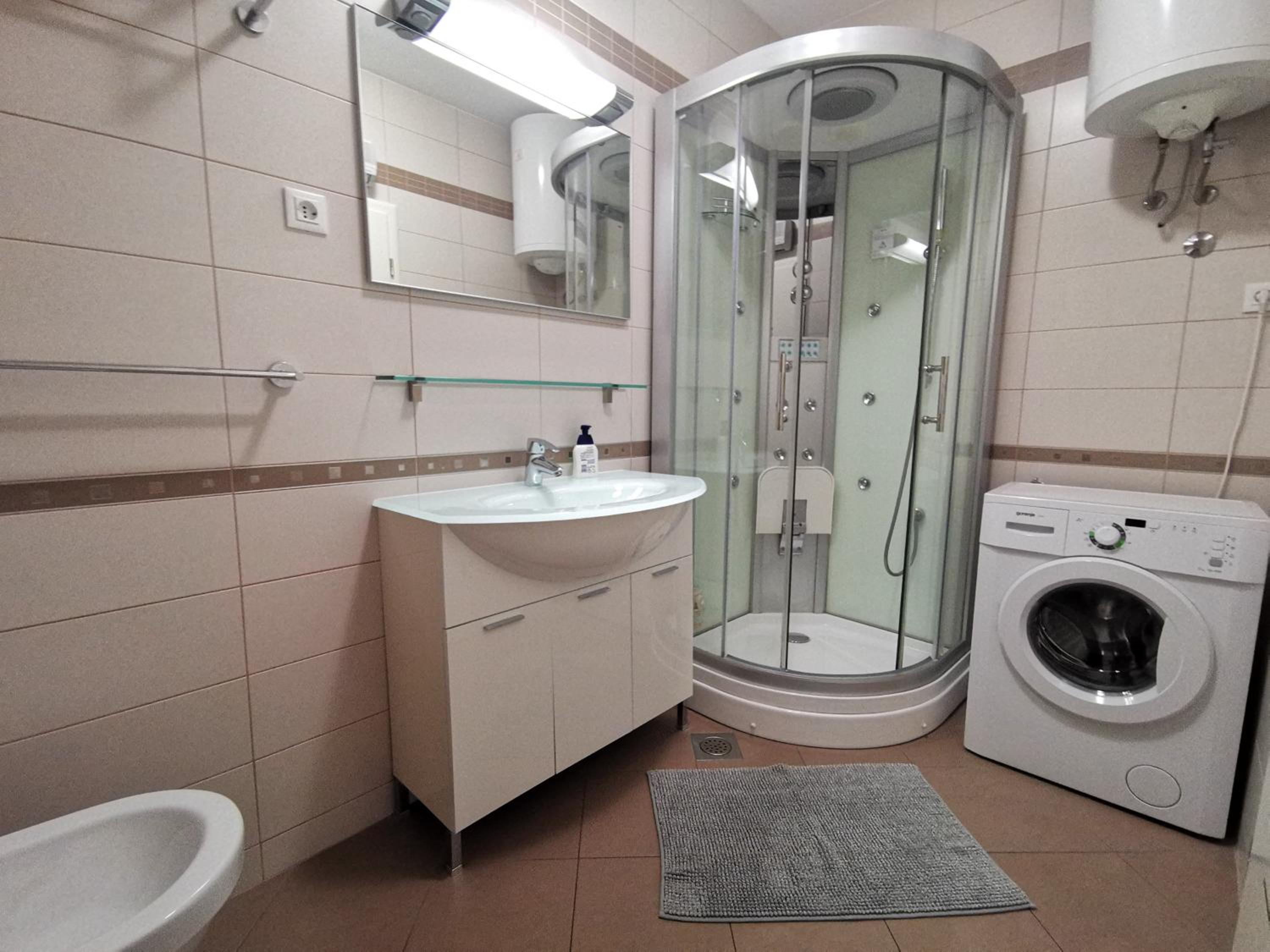 VILLA SARA apartments 50 m from the beach, with balcony, AC, private parking