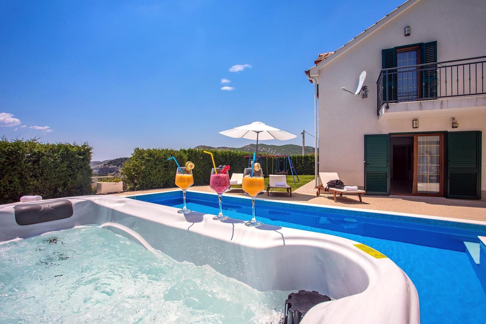 Villa Calma with heated pool,jacuzzi, Finnish sauna and 4 bedrooms view 4