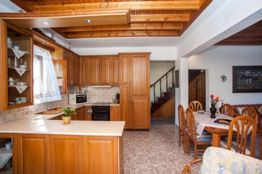 Fernanda's Traditional 2 Floor House photo 3