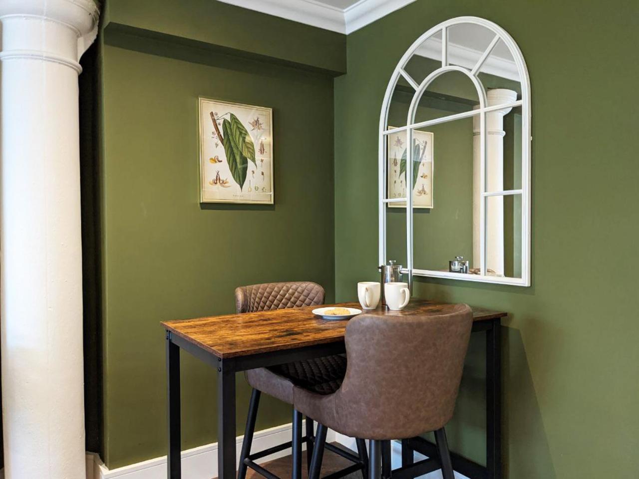 The Botanist's Hideout - Luxury Retreat with Parking view 5