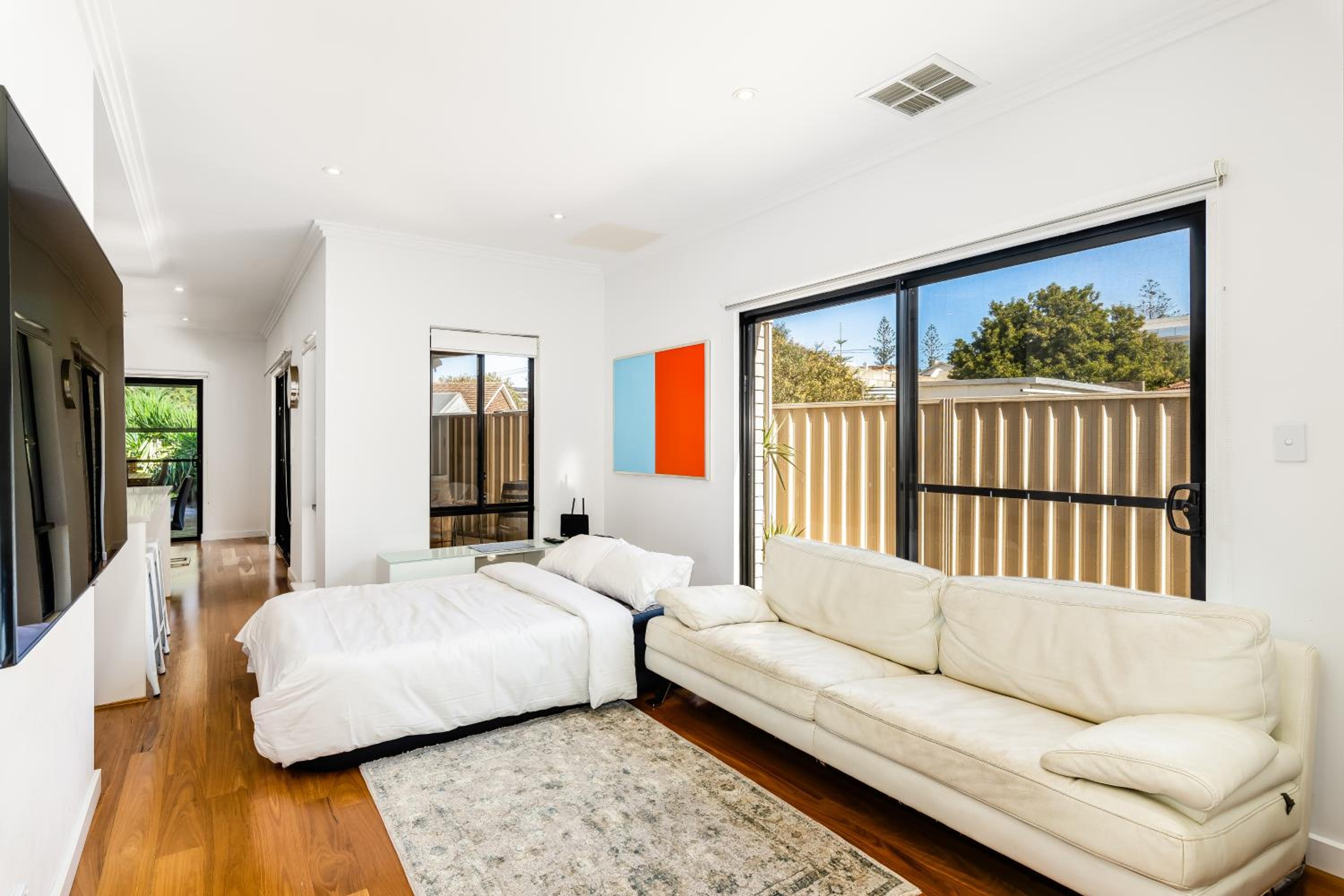 Swainson on 1 Lexington - 200m to Beach!