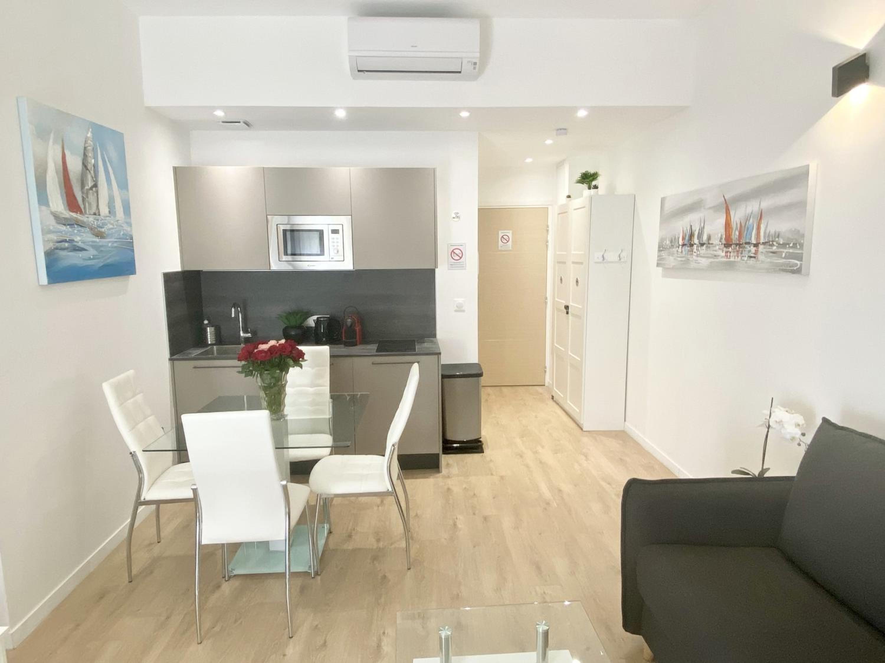 Central Modern Flat Lamartine photo 2