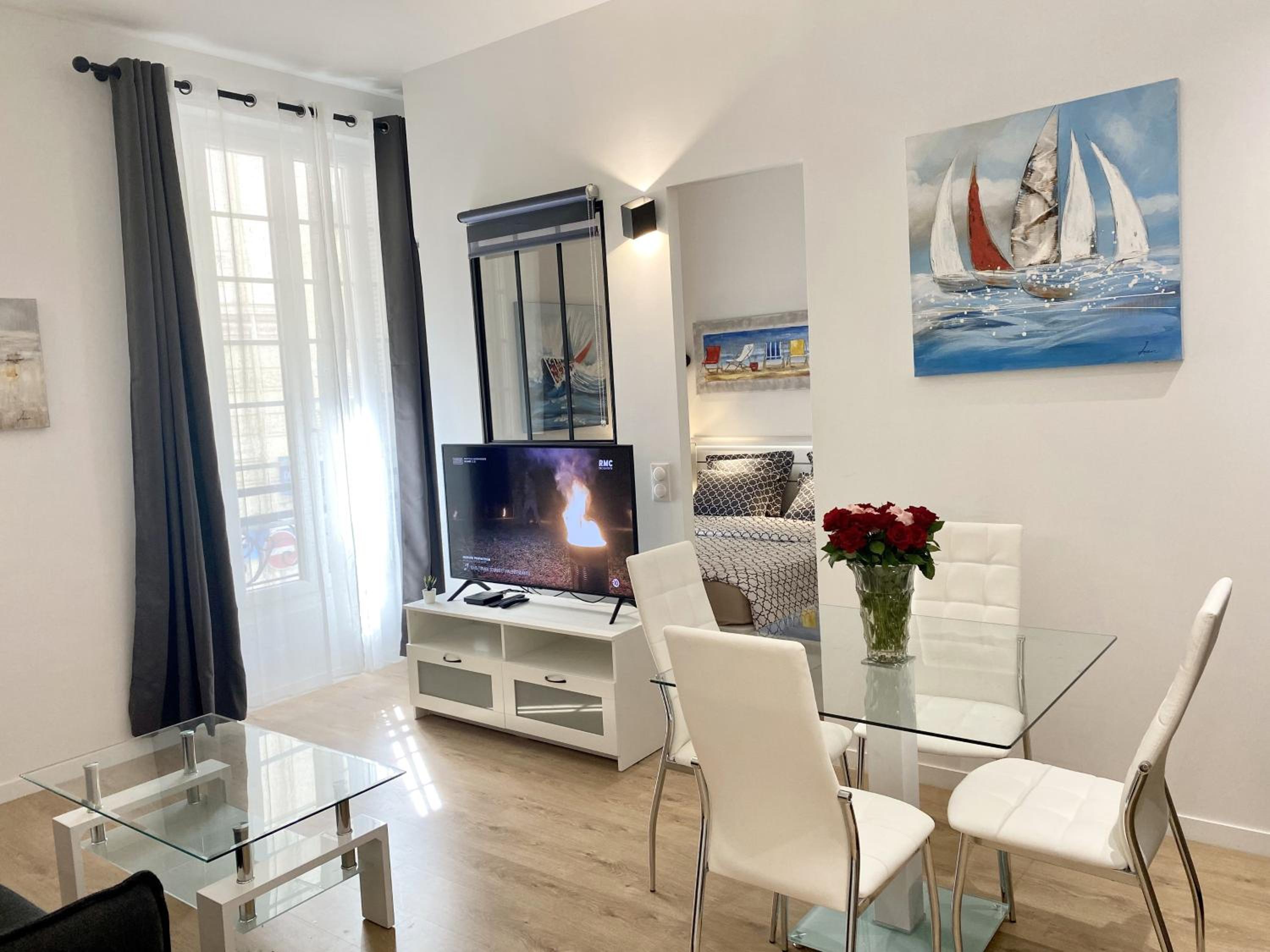 Central Modern Flat Lamartine photo 3