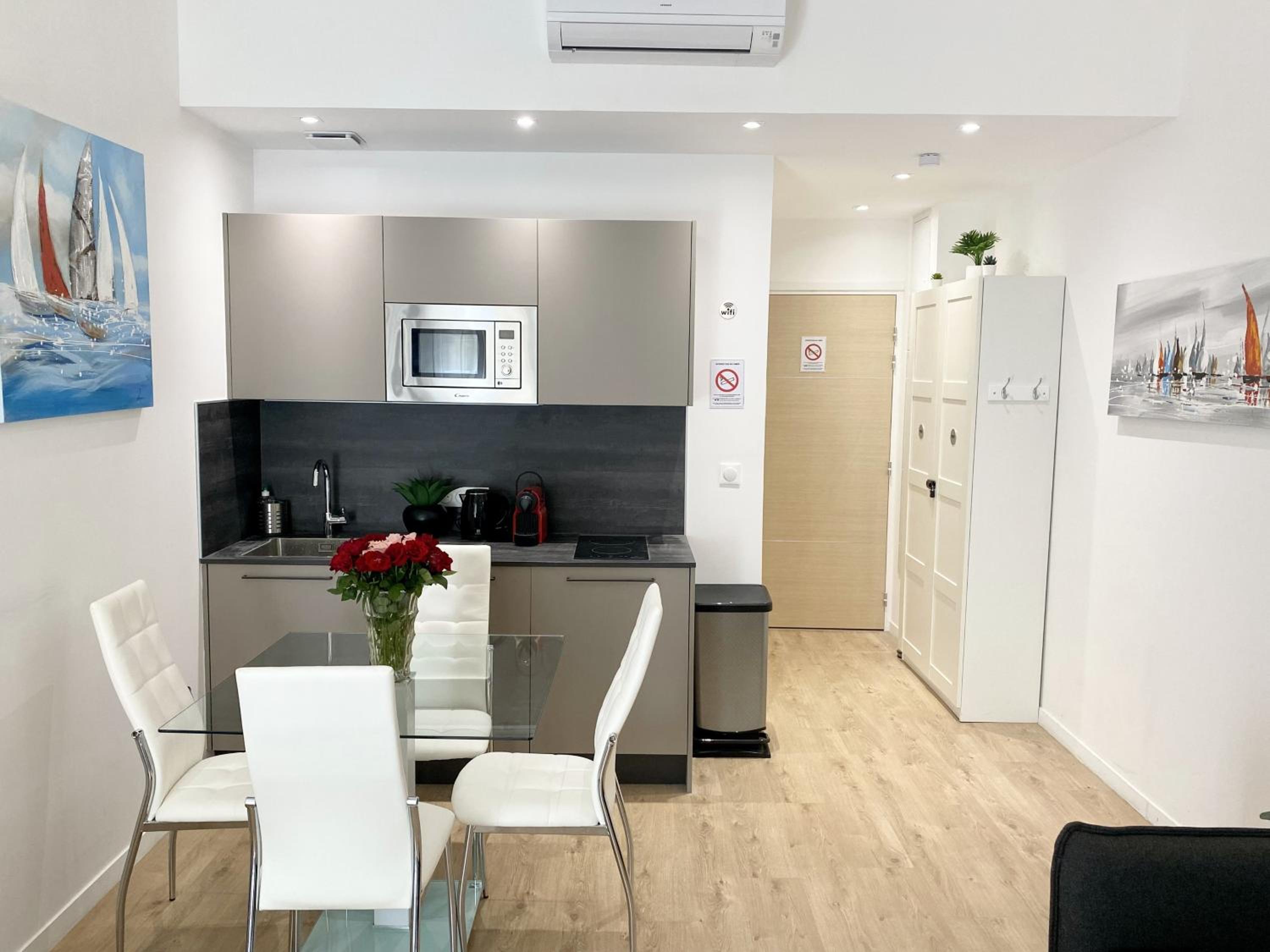 Central Modern Flat Lamartine photo 4