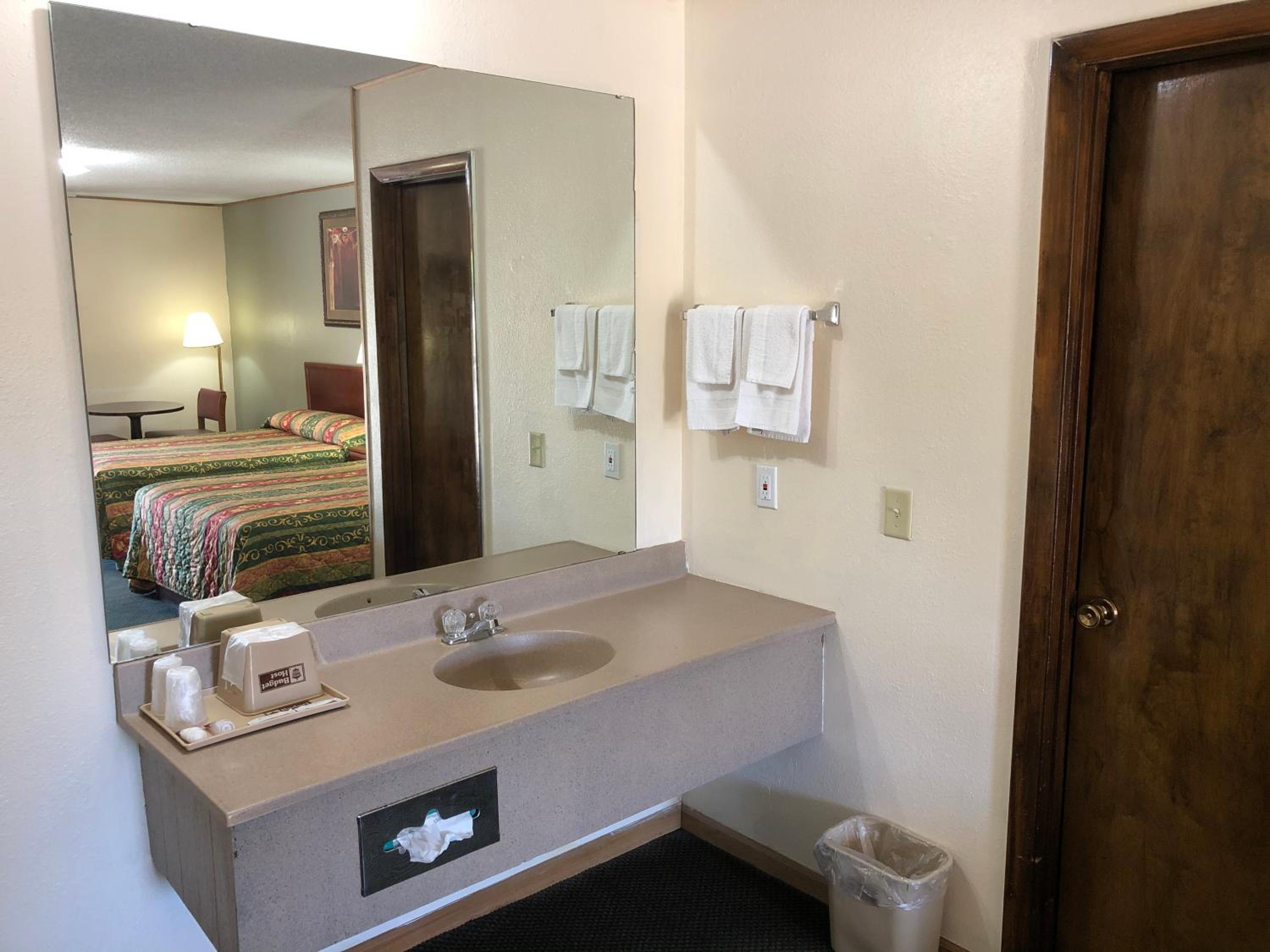 Emporia Vacations - Budget Host Inn - Emporia - Property Image 2