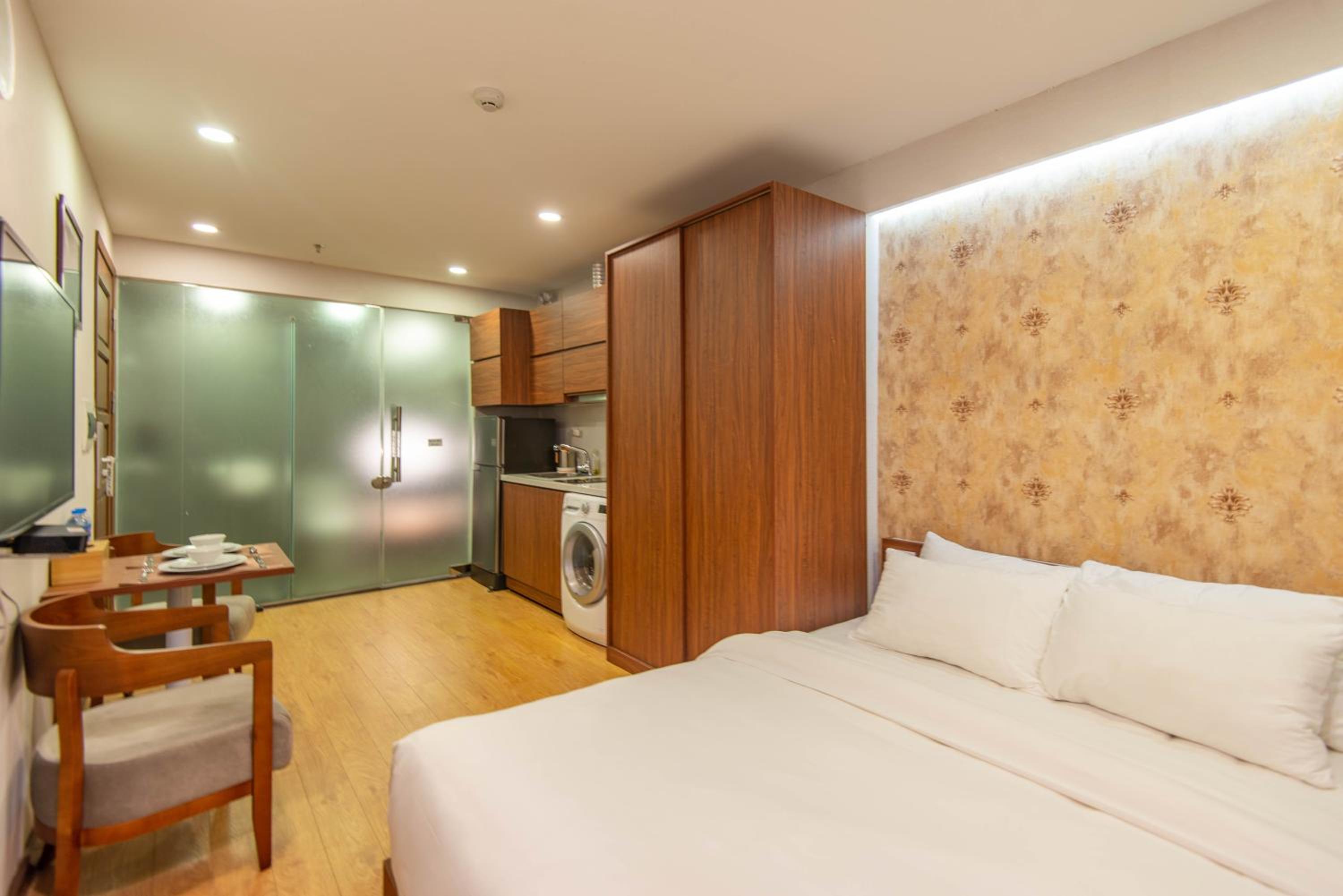 22Land Moon West Lake