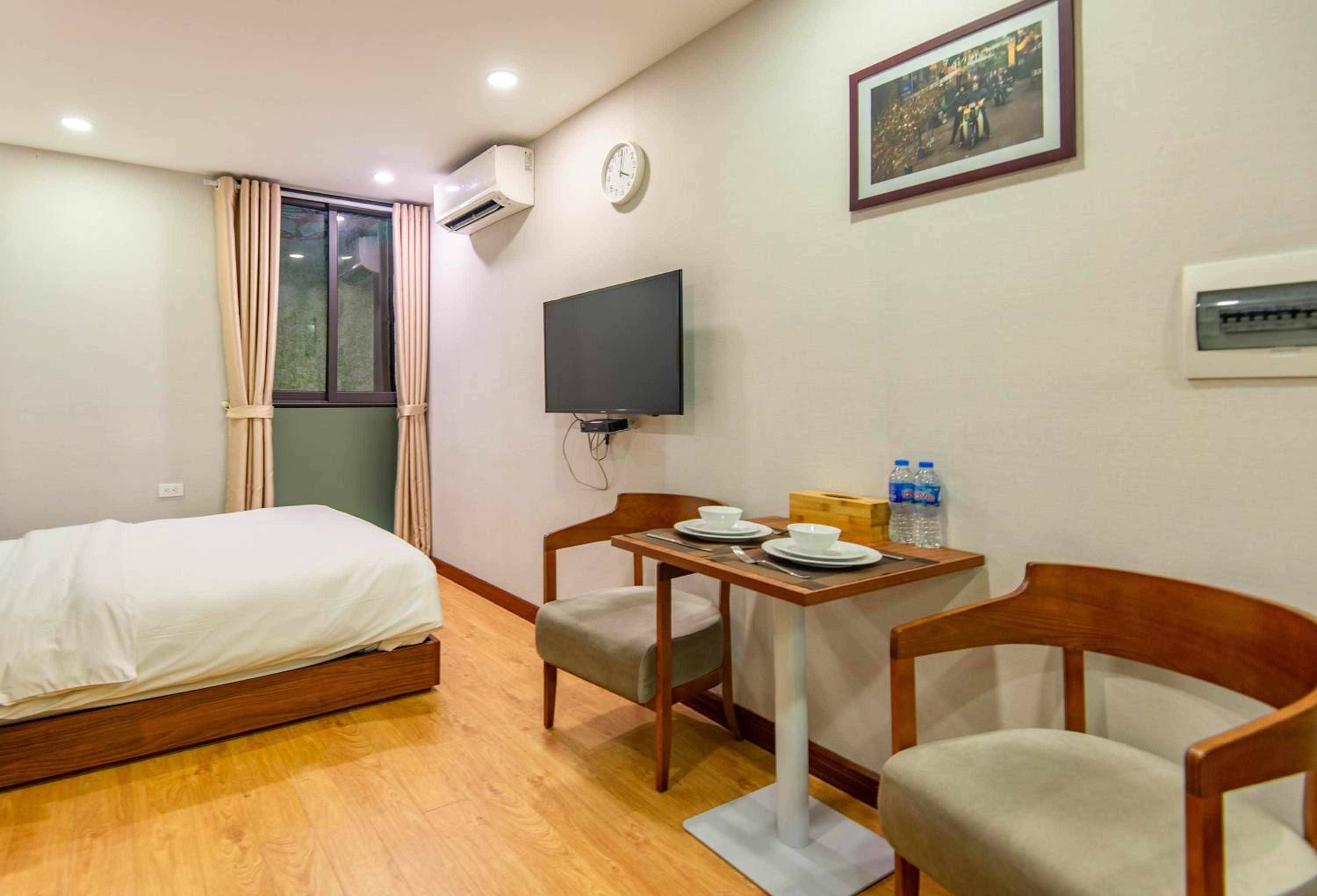 22Land Moon West Lake