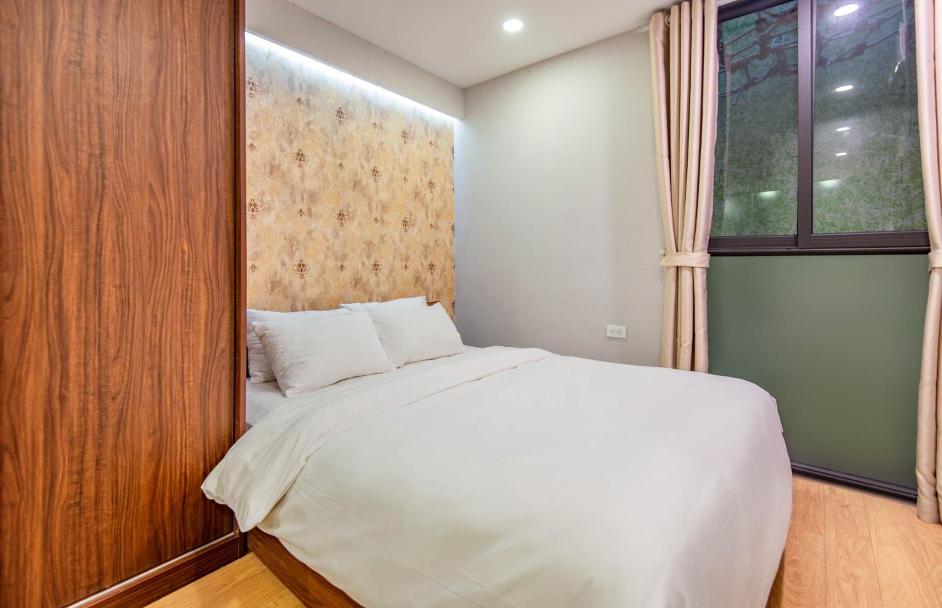 22Land Moon West Lake