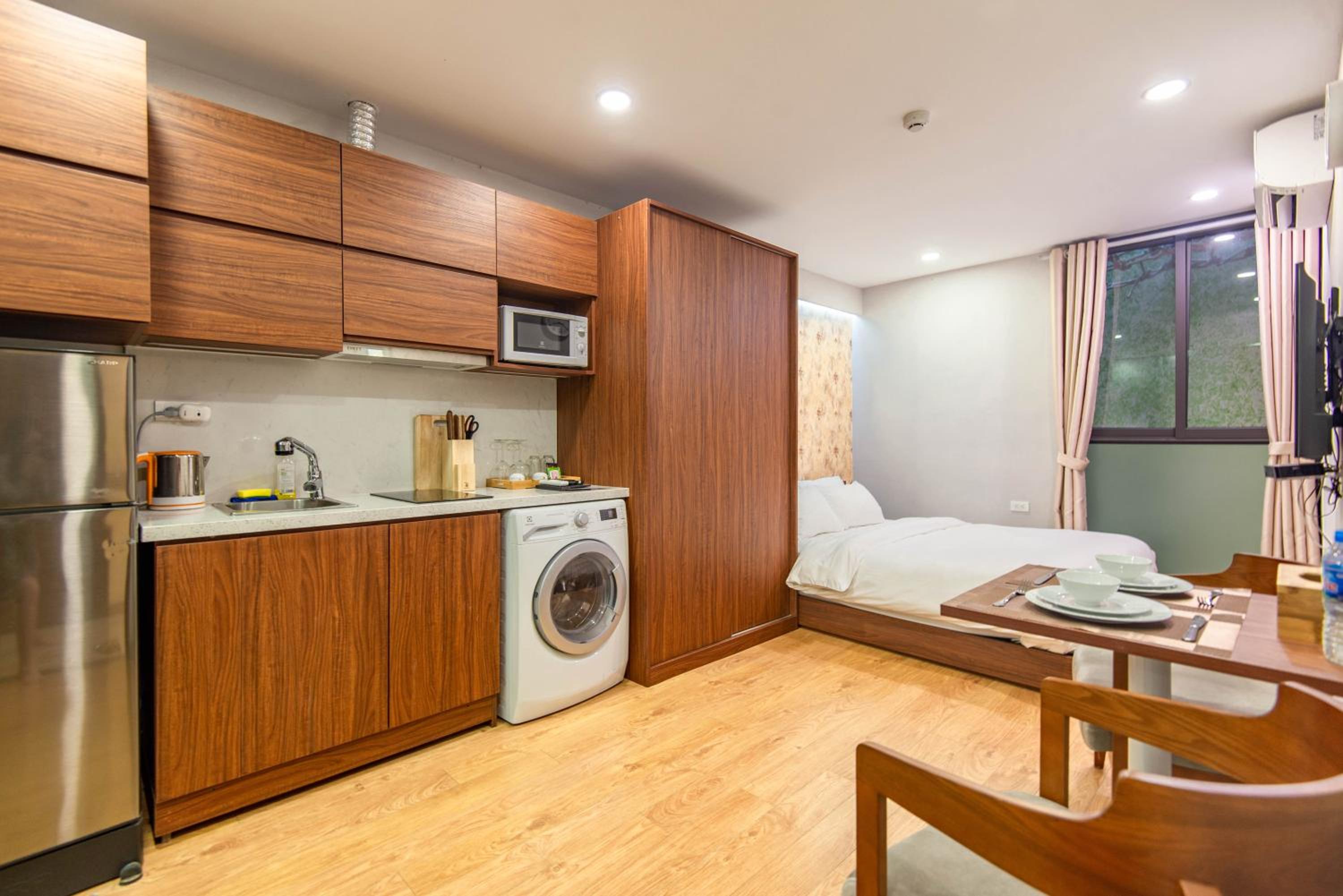 22Land Moon West Lake