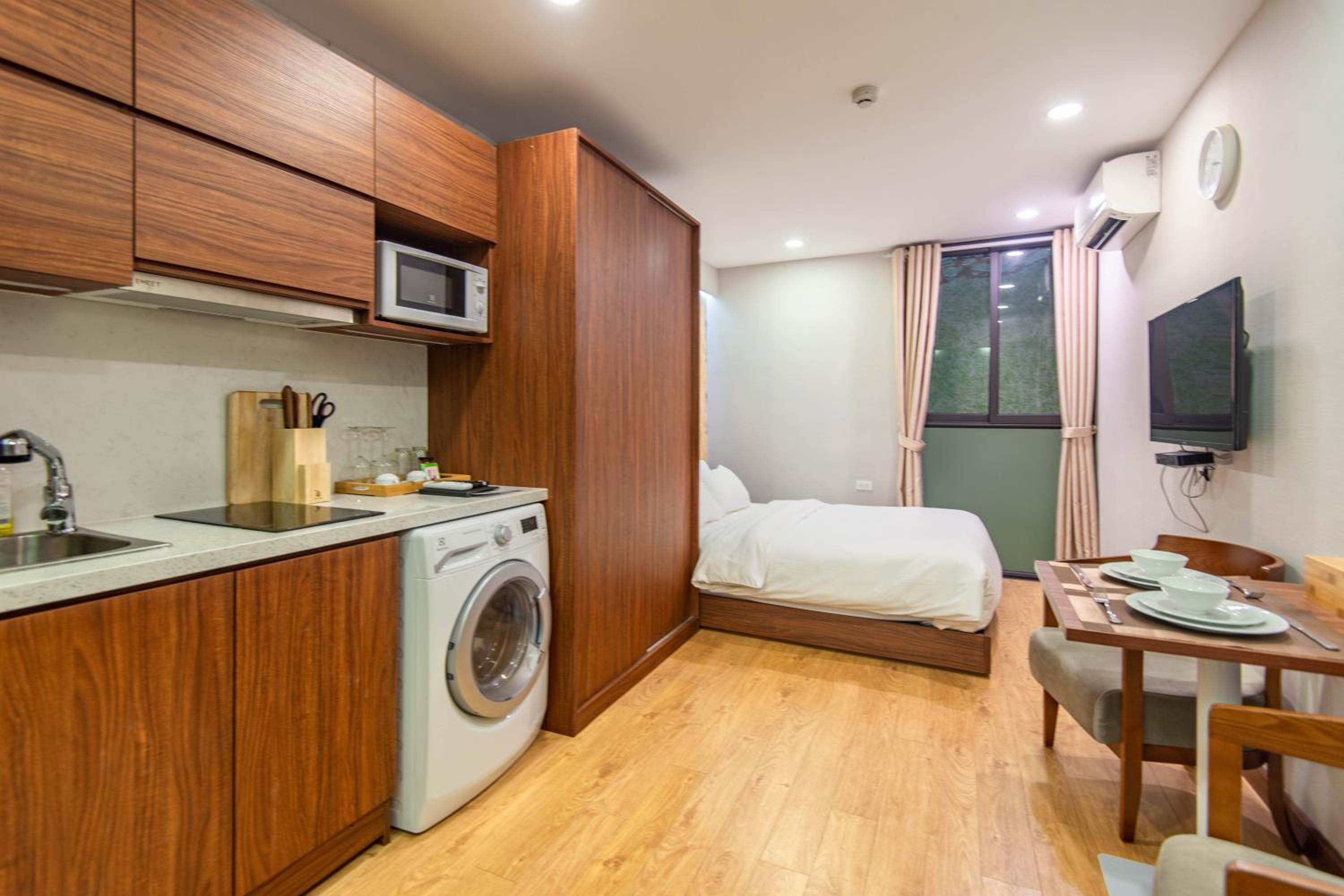 22Land Moon West Lake