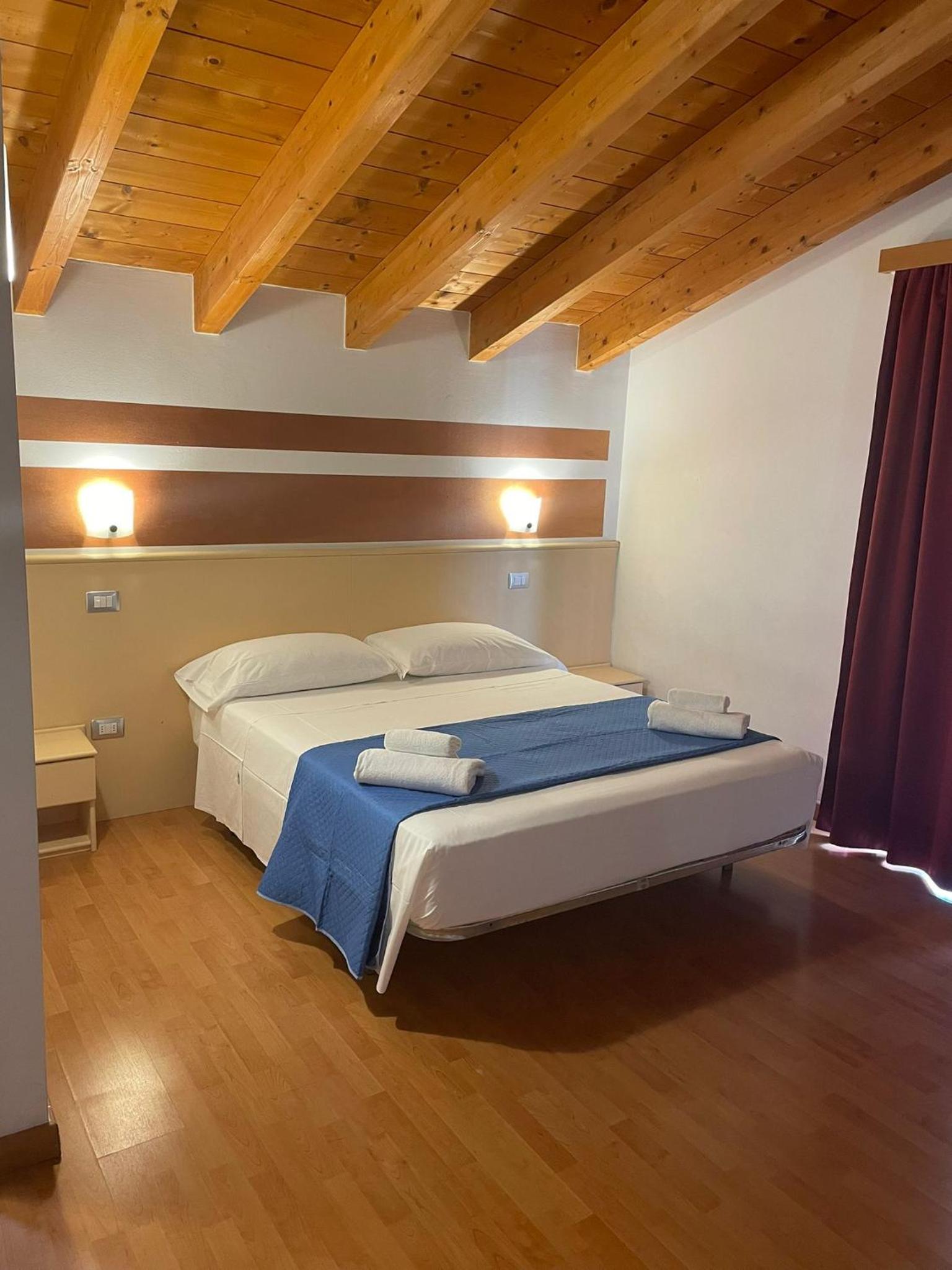 Vittoria Rooms Peschiera view 5