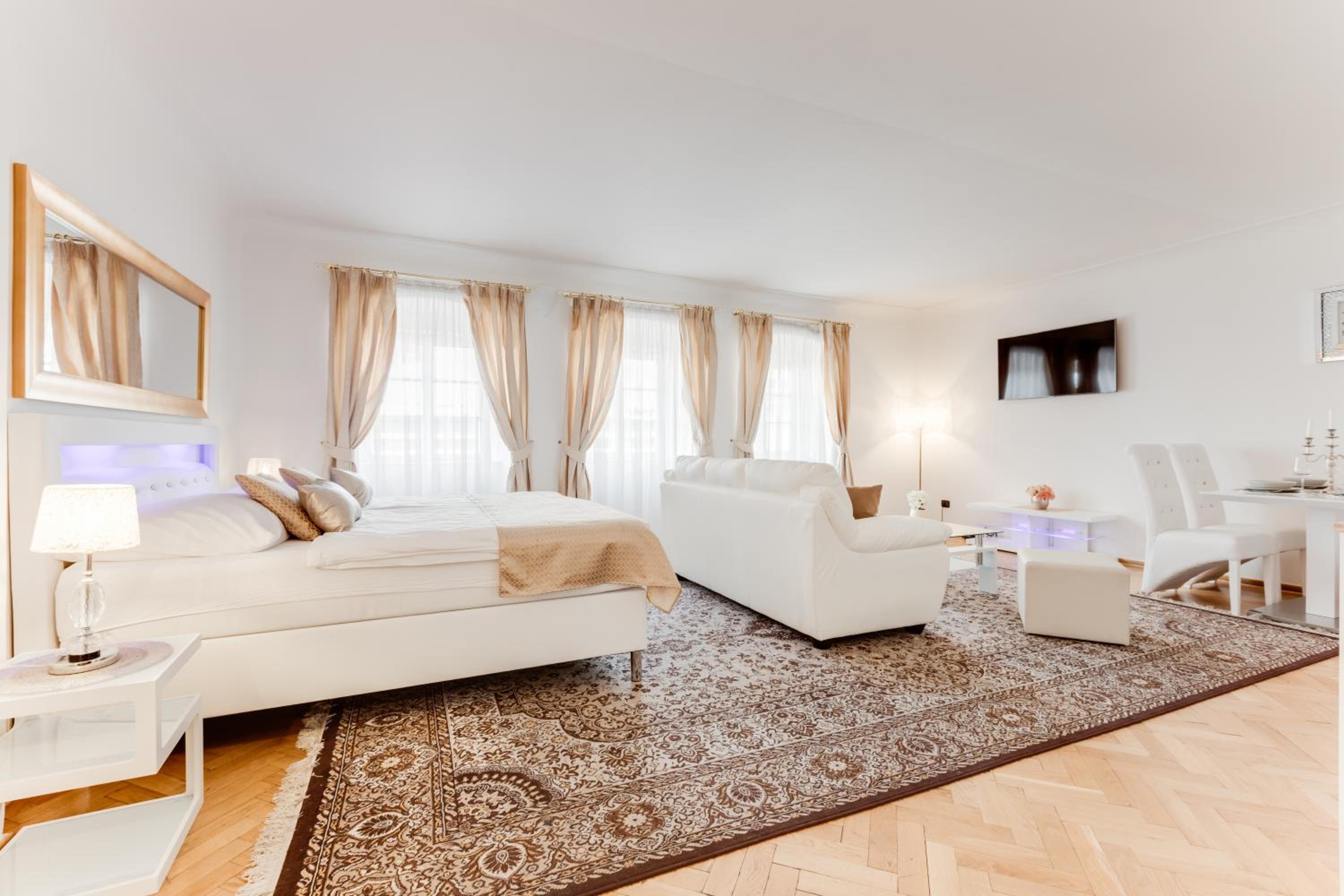 Charles Bridge Royal Apartments - Castle District
