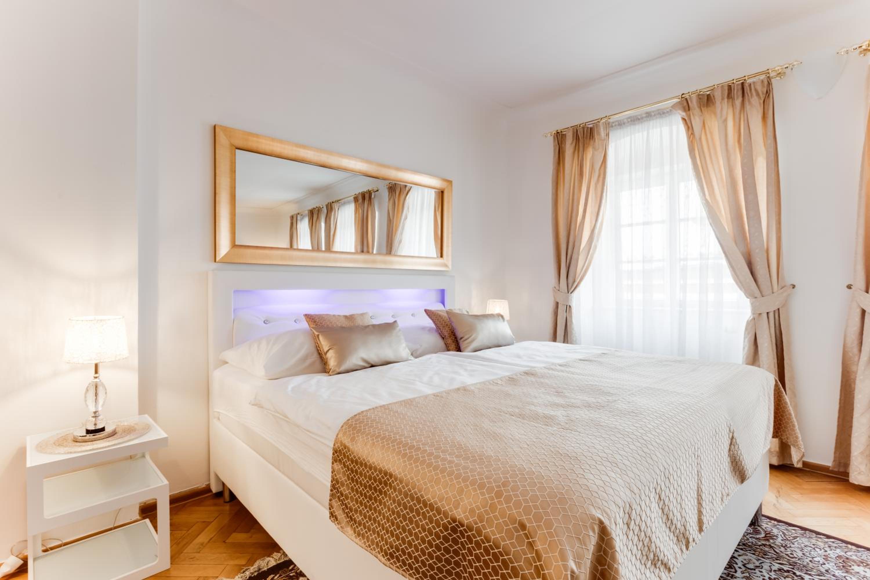 Charles Bridge Royal Apartments - Castle District