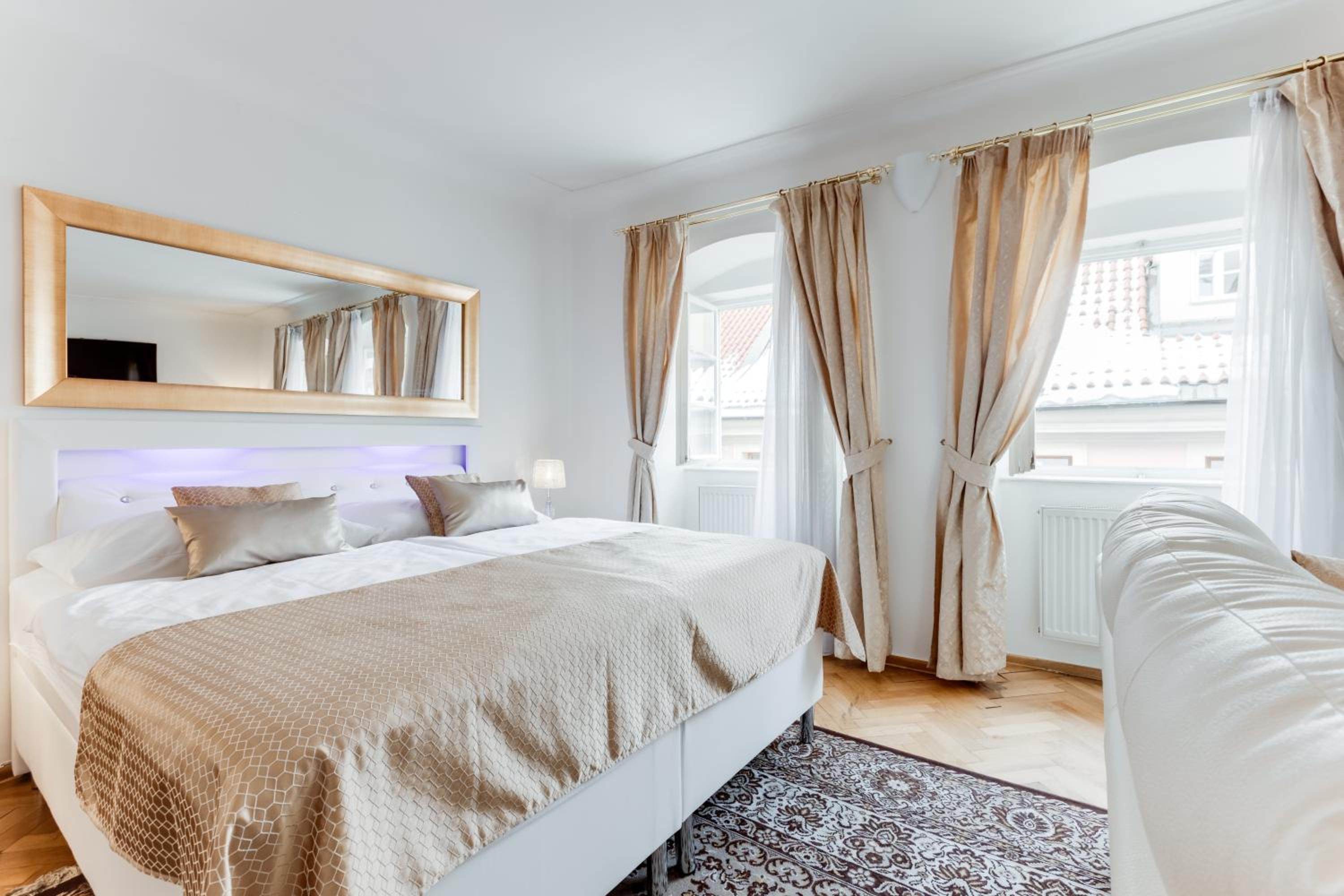 Charles Bridge Royal Apartments - Castle District