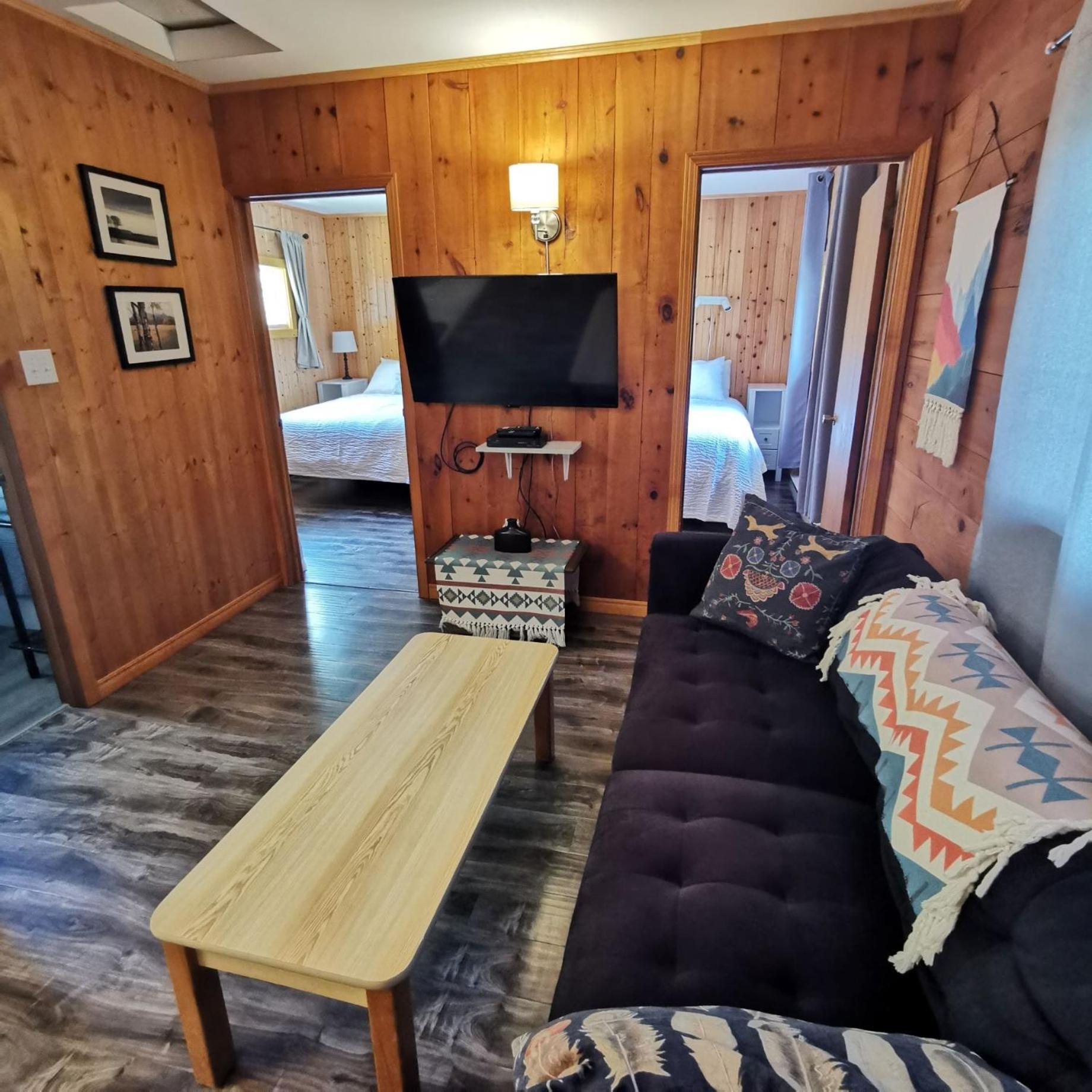 Knotty Pine Cottages, Suites & Motel Rooms