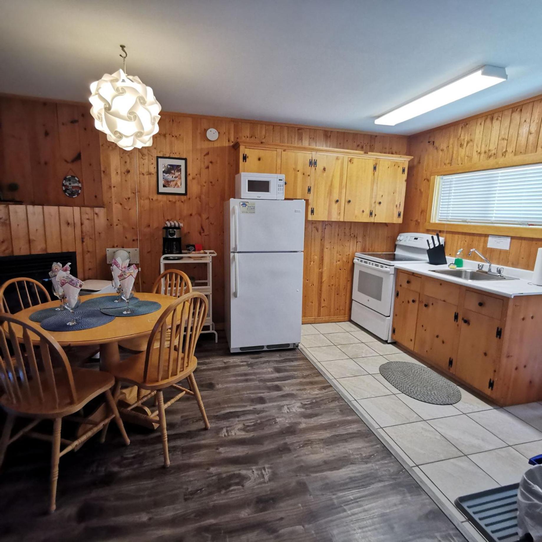 Knotty Pine Cottages, Suites & Motel Rooms