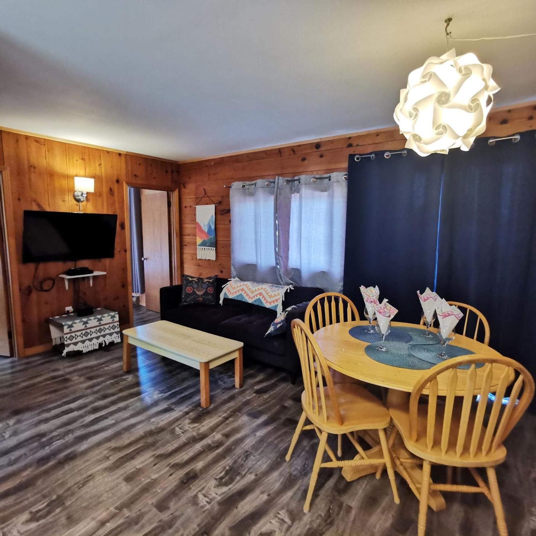 Knotty Pine Cottages, Suites & Motel Rooms