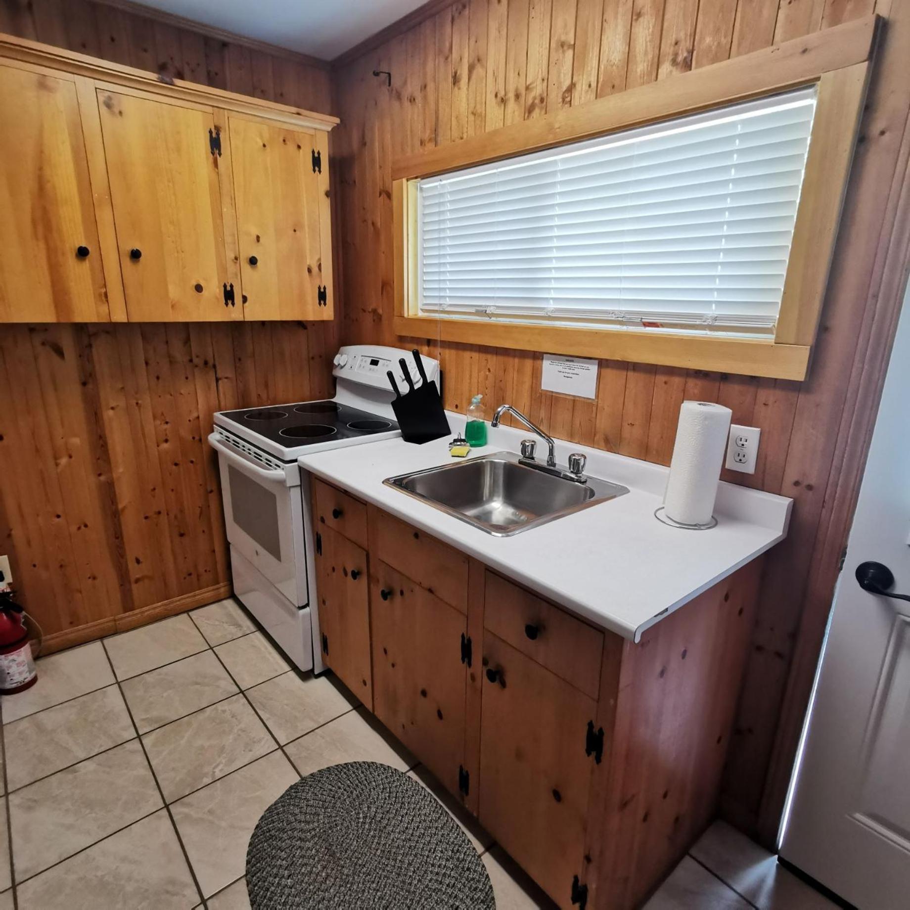 Knotty Pine Cottages, Suites & Motel Rooms
