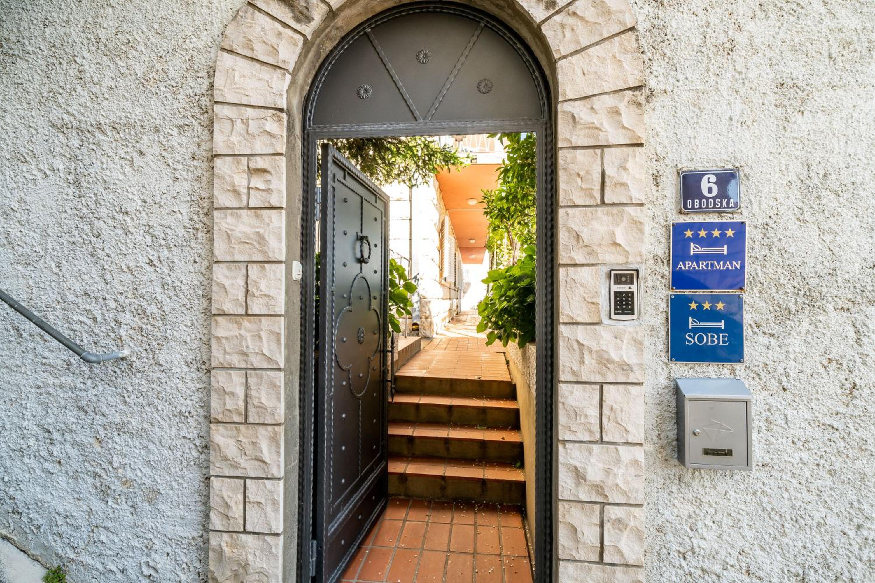 Hotel Rooms Rose - Image 1