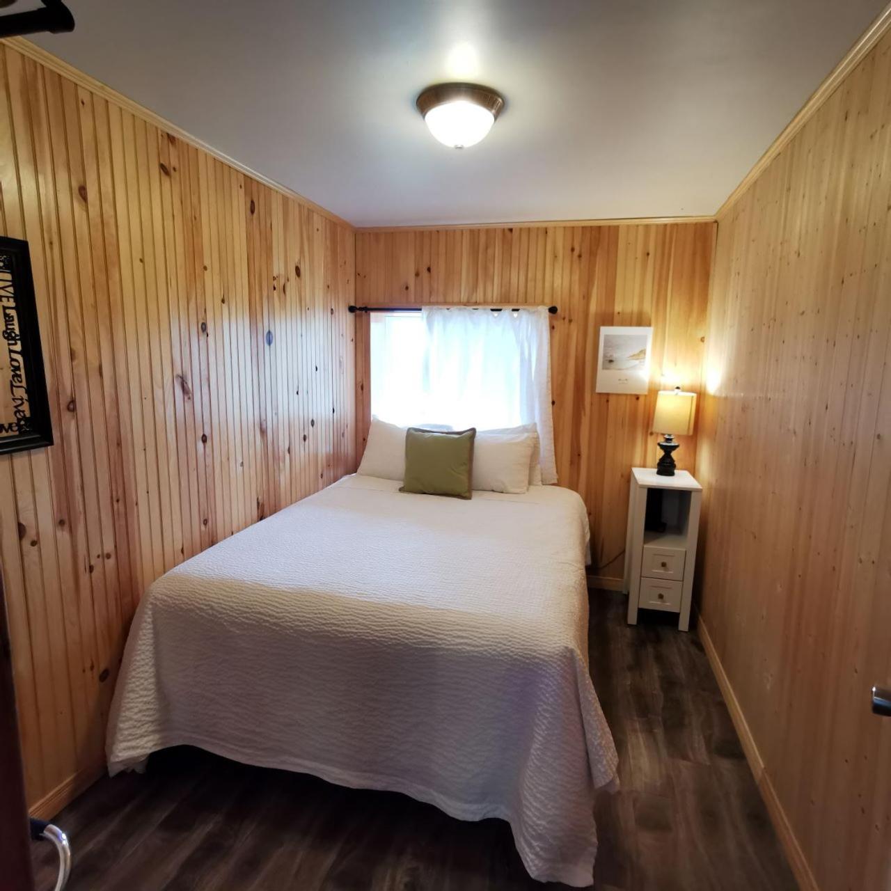 Knotty Pine Cottages, Suites & Motel Rooms