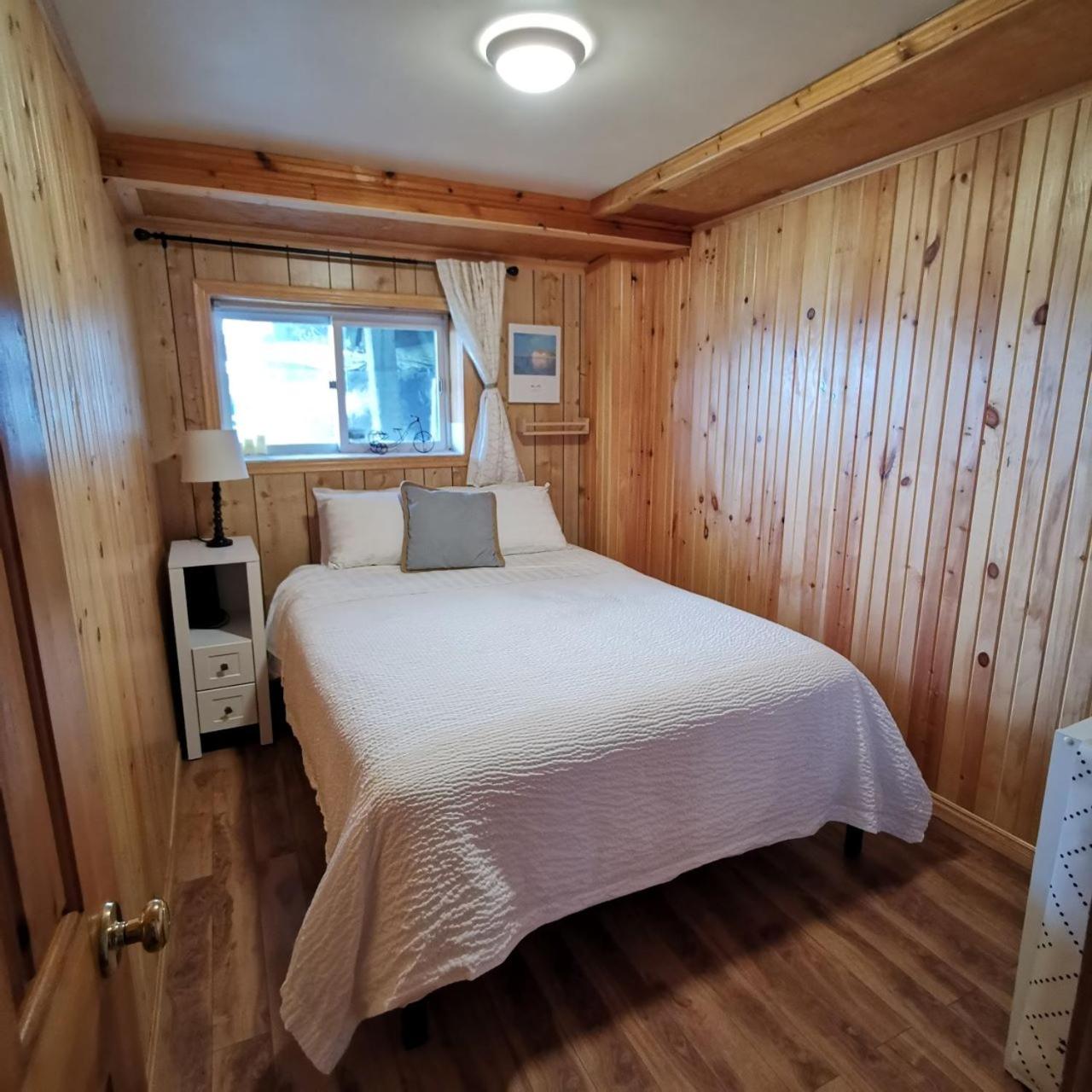 Knotty Pine Cottages, Suites & Motel Rooms