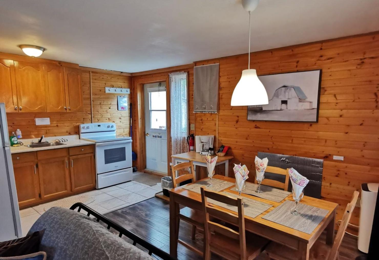 Knotty Pine Cottages, Suites & Motel Rooms