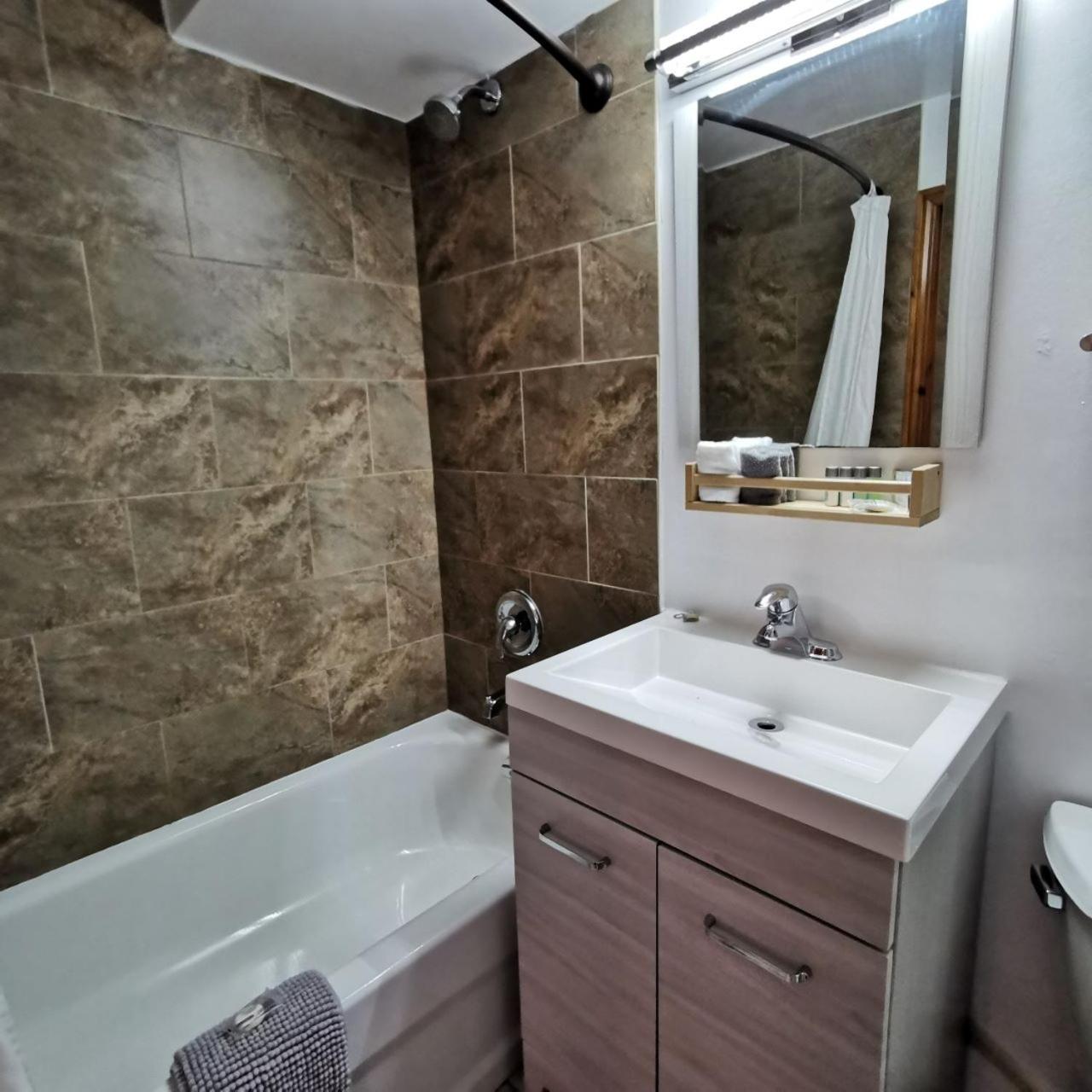 Knotty Pine Cottages, Suites & Motel Rooms