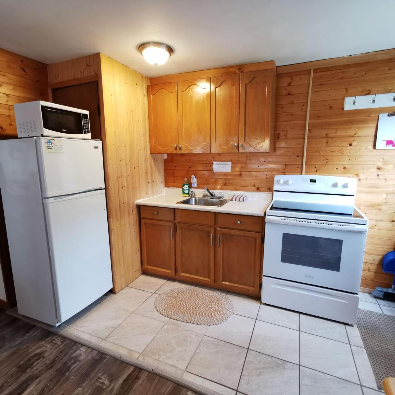 Knotty Pine Cottages, Suites & Motel Rooms