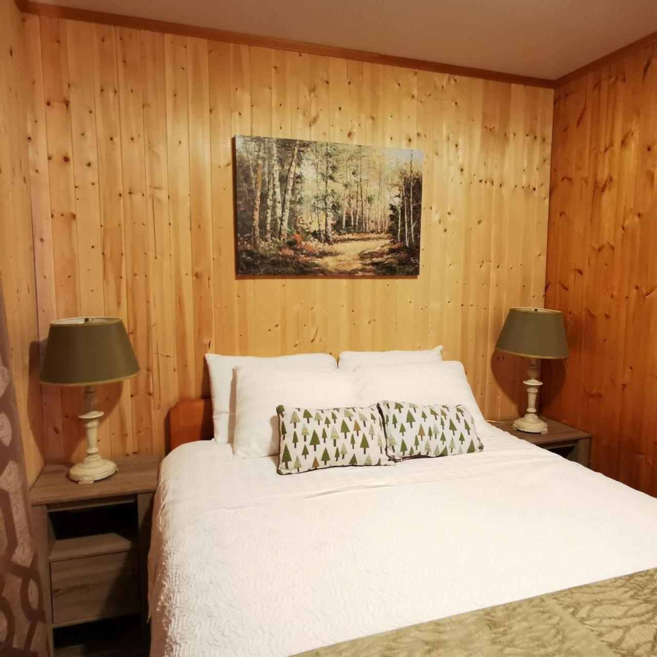 Knotty Pine Cottages, Suites & Motel Rooms
