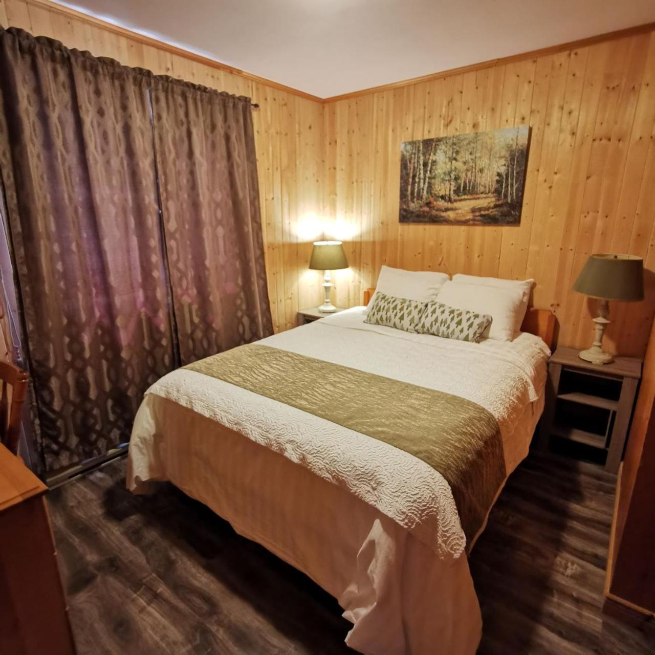 Knotty Pine Cottages, Suites & Motel Rooms