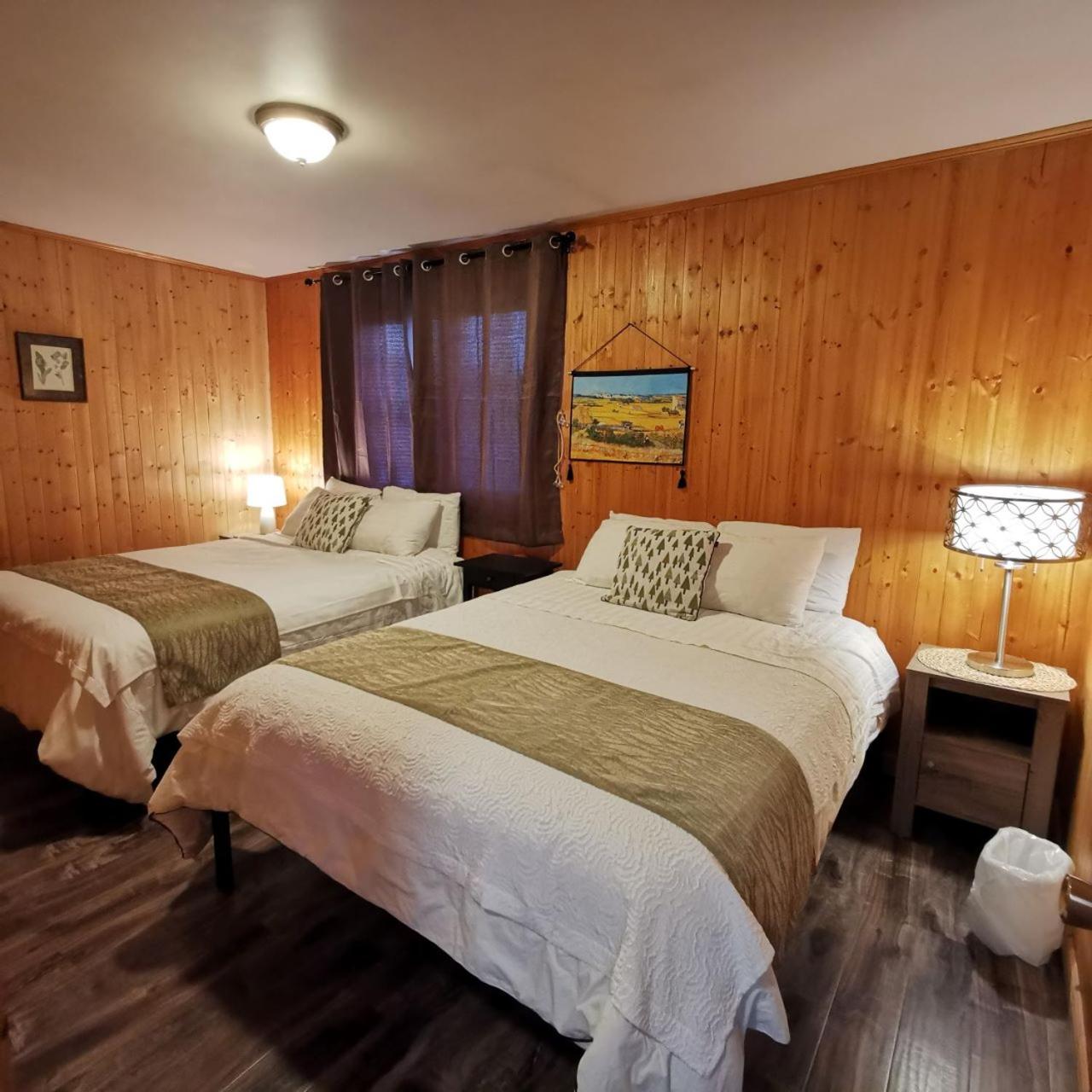 Knotty Pine Cottages, Suites & Motel Rooms