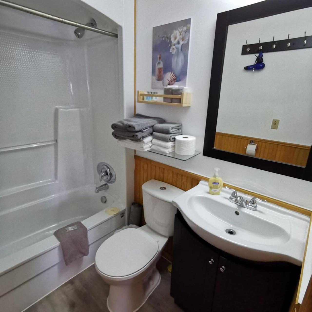 Knotty Pine Cottages, Suites & Motel Rooms