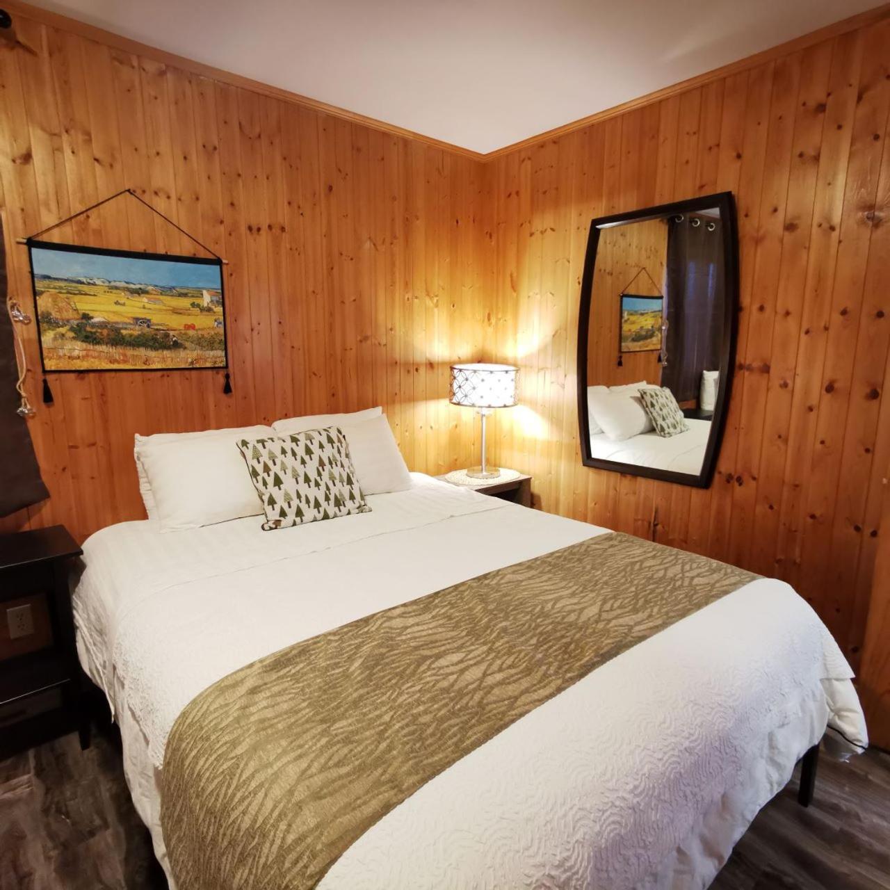 Knotty Pine Cottages, Suites & Motel Rooms