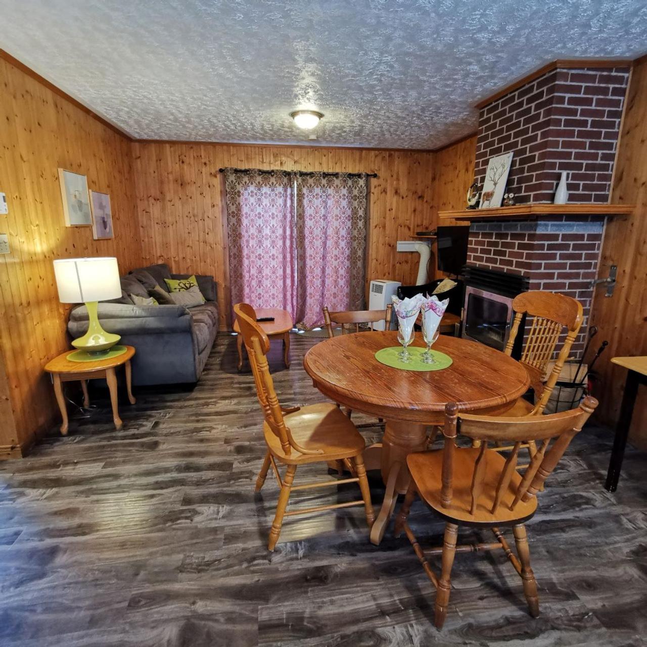 Knotty Pine Cottages, Suites & Motel Rooms