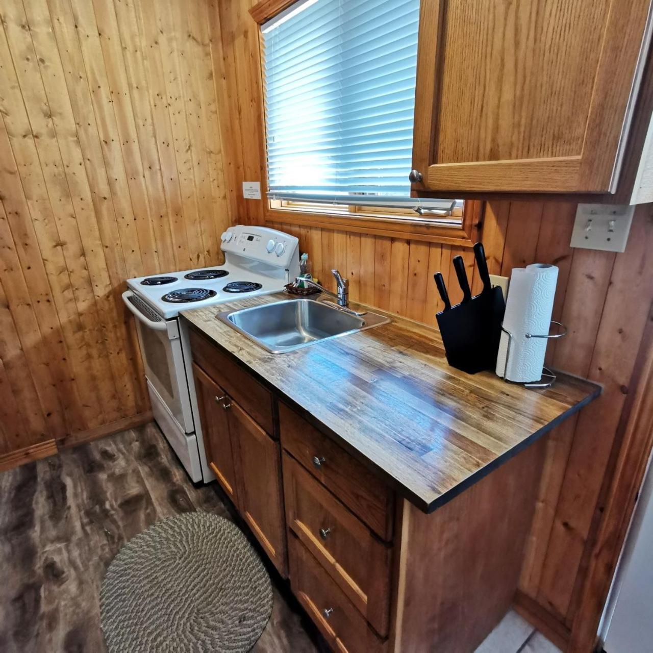 Knotty Pine Cottages, Suites & Motel Rooms