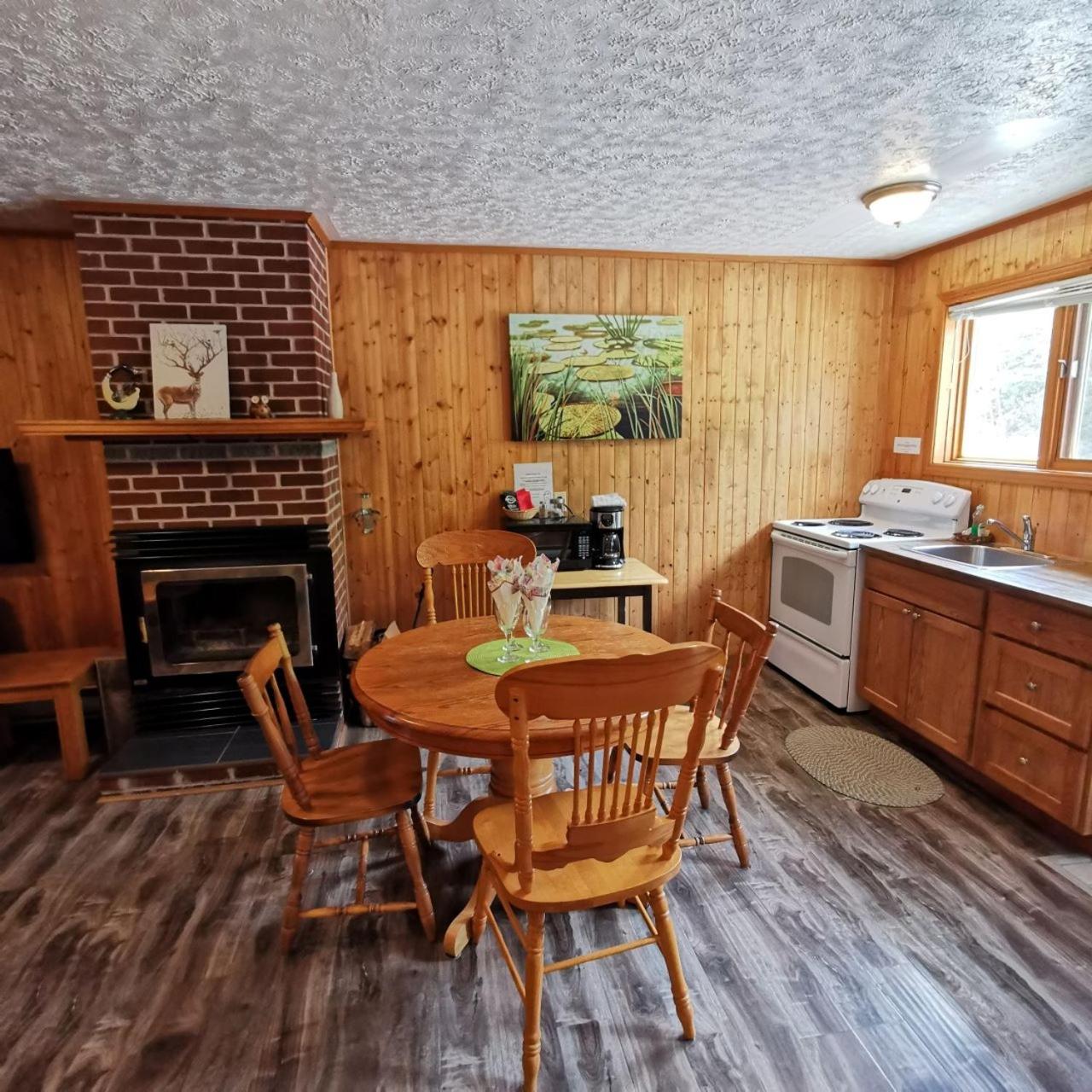 Knotty Pine Cottages, Suites & Motel Rooms