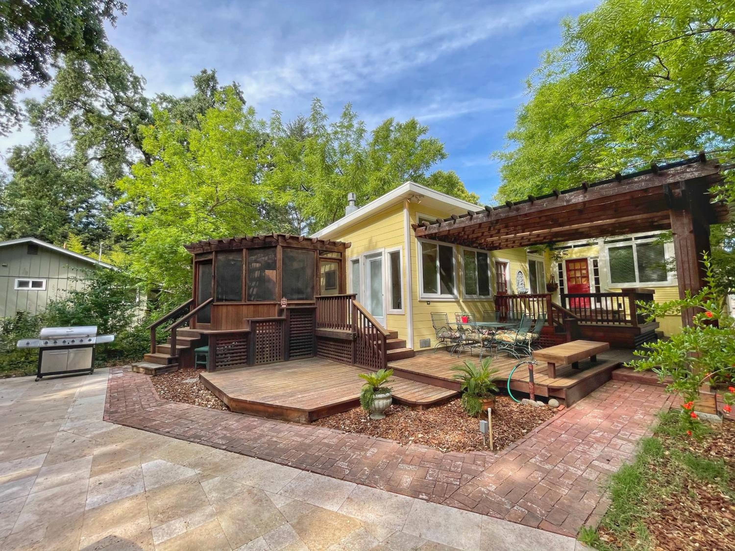 Regal Victorian Home in Downtown Calistoga view 3