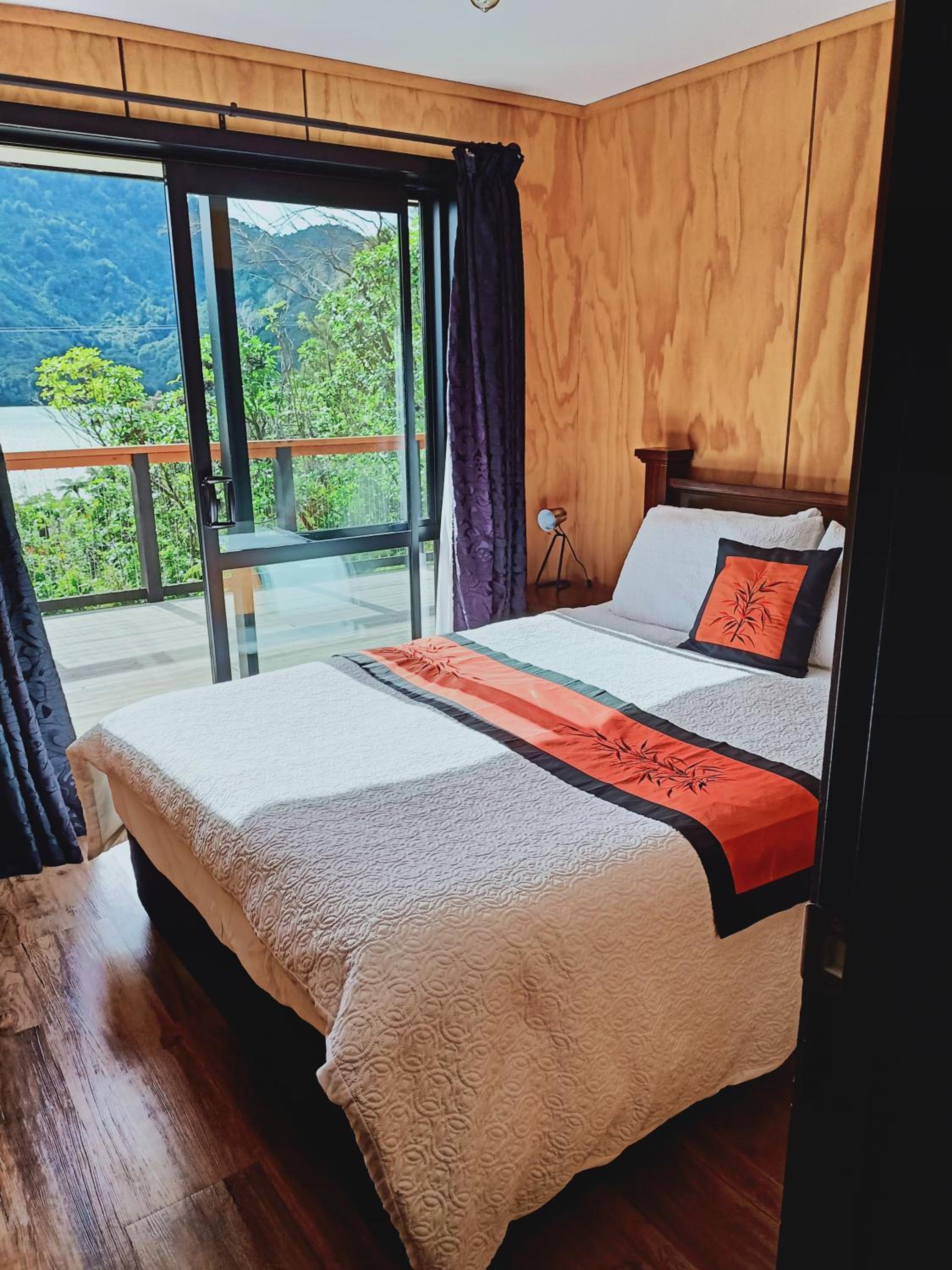 Marlborough Sounds Accommodation 792 view 2
