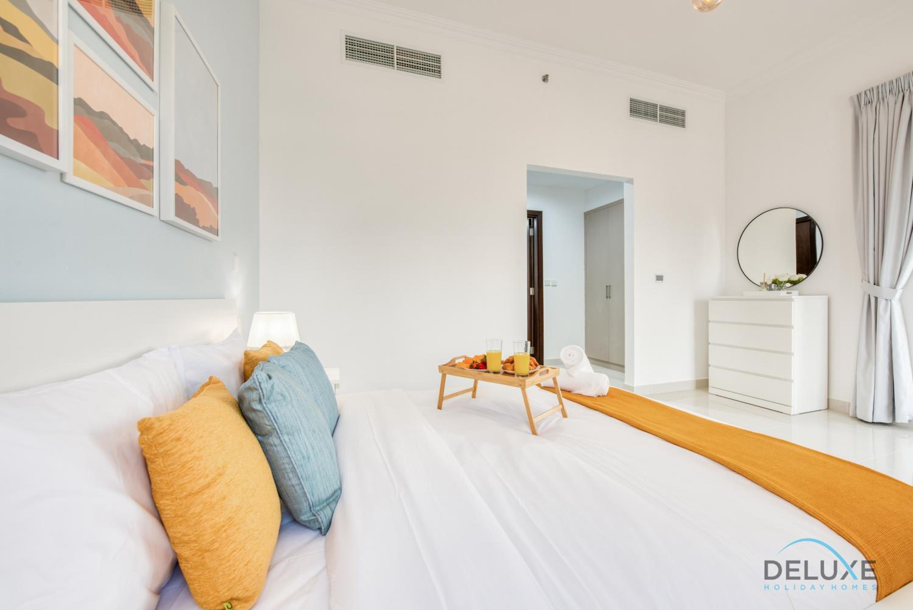 Sunny 1BR at Canal Residences West Dubai Sports City by Deluxe Holiday Homes, photo 25