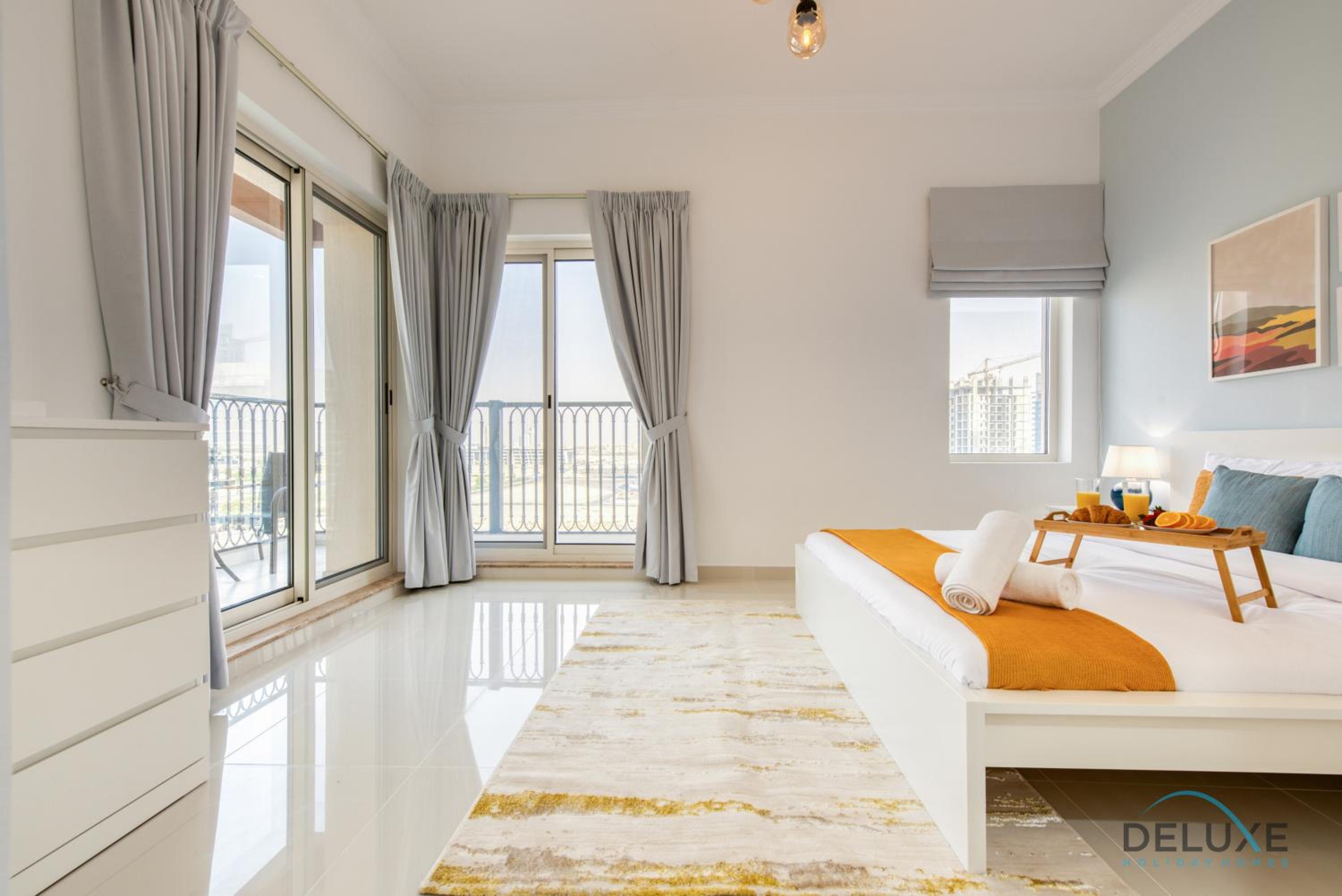 Sunny 1BR at Canal Residences West Dubai Sports City by Deluxe Holiday Homes — Dubai photo 3