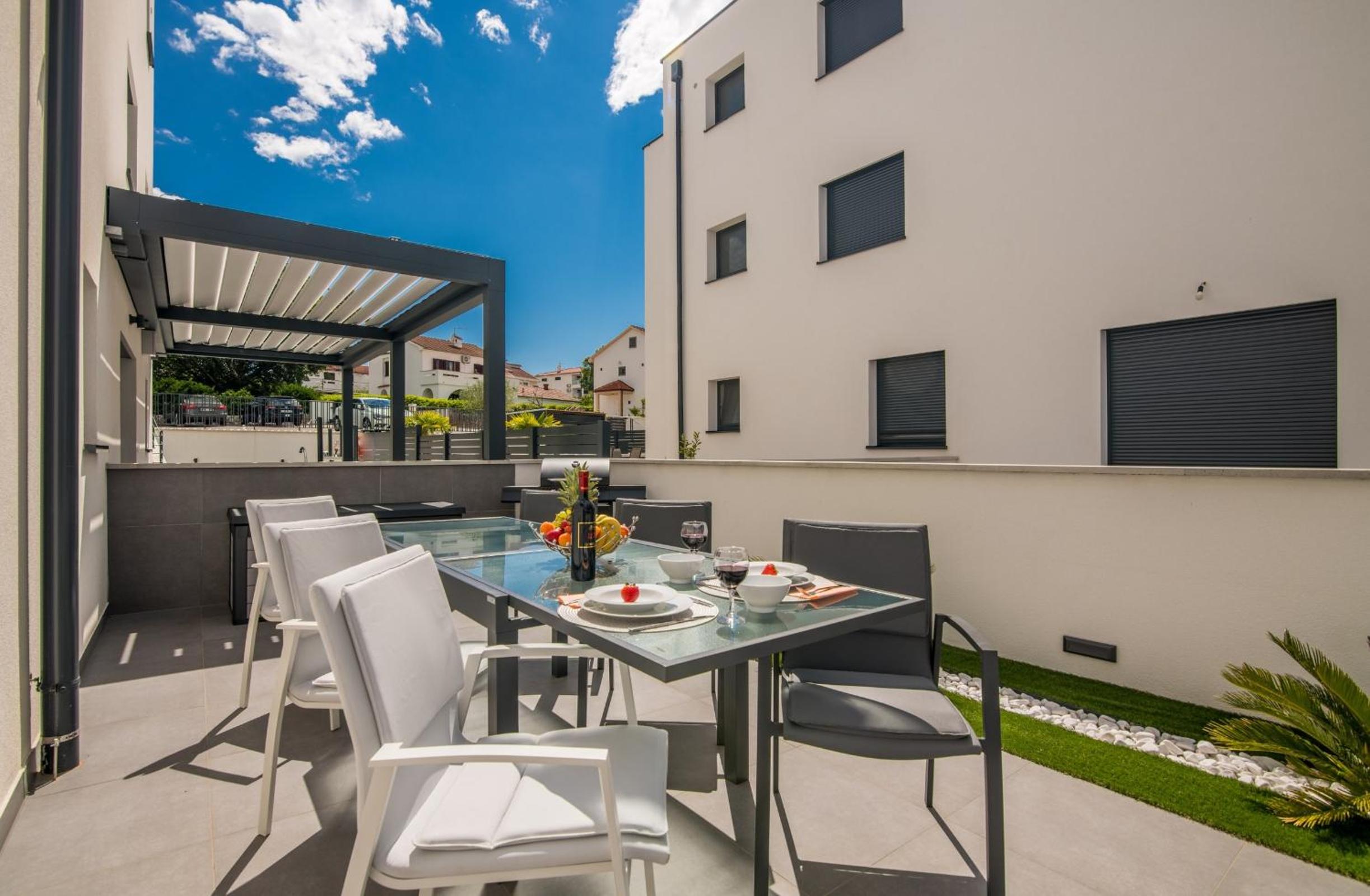 King Luxury Apartment with Private Pool view 3