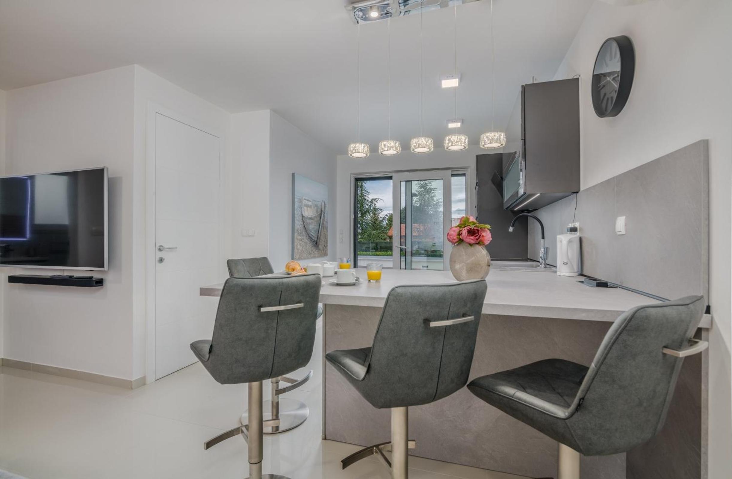 King Luxury Apartment with Private Pool view 5