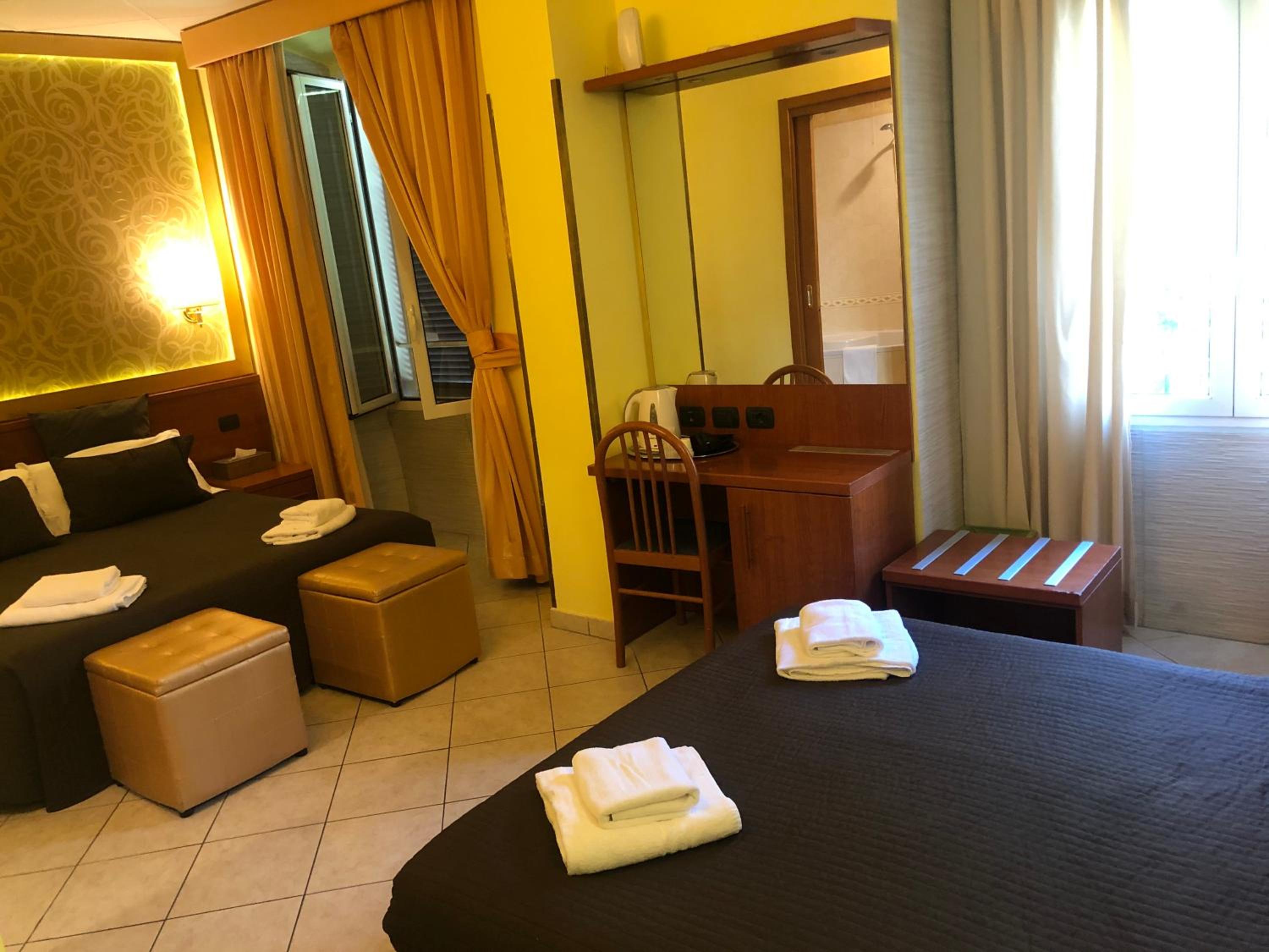 IN Roma Vale&Hillary colosseo b&b