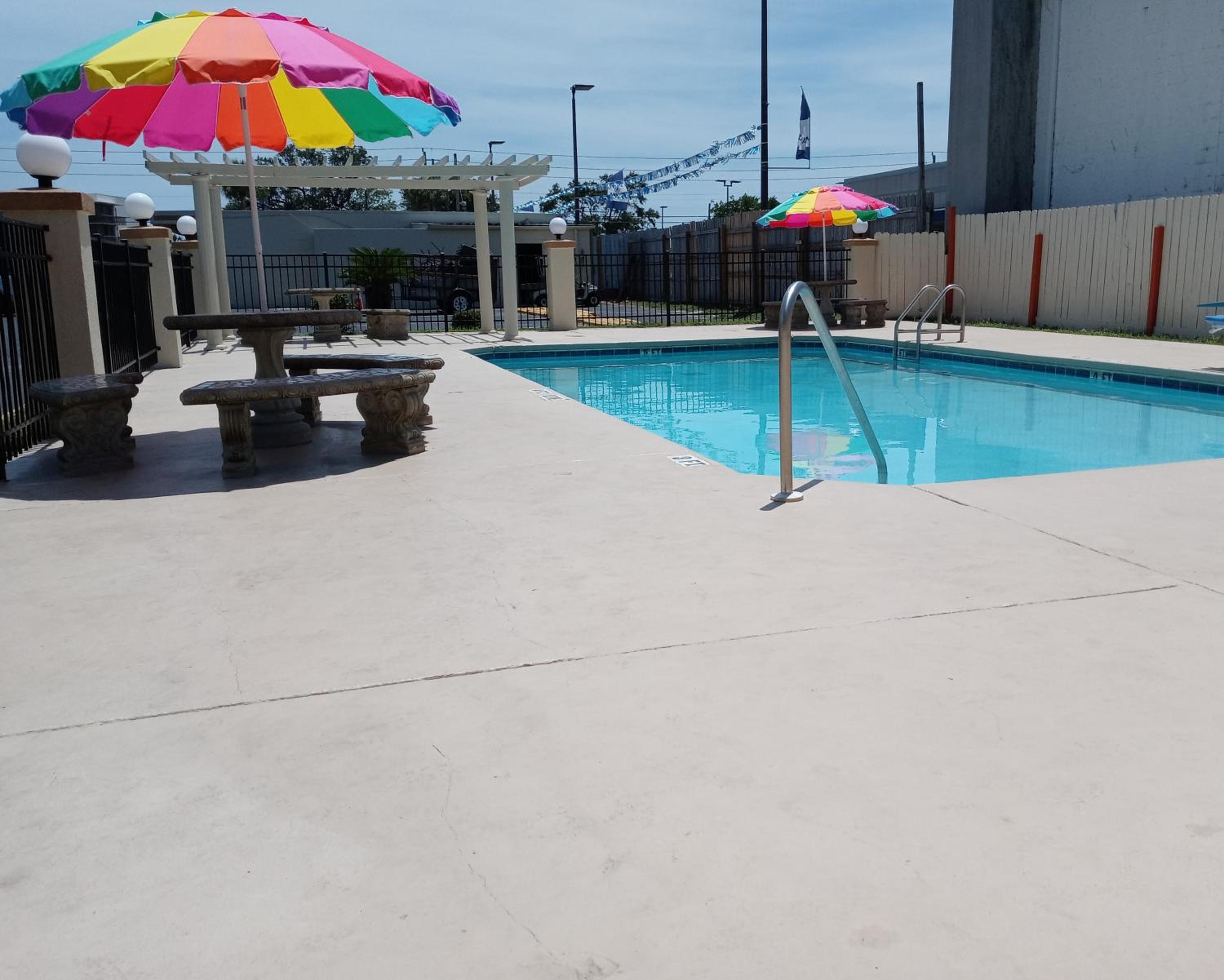 Hole Inn the Wall Hotel - Fort Walton Beach - Sunset Plaza - nearby Beaches & Hurlburt